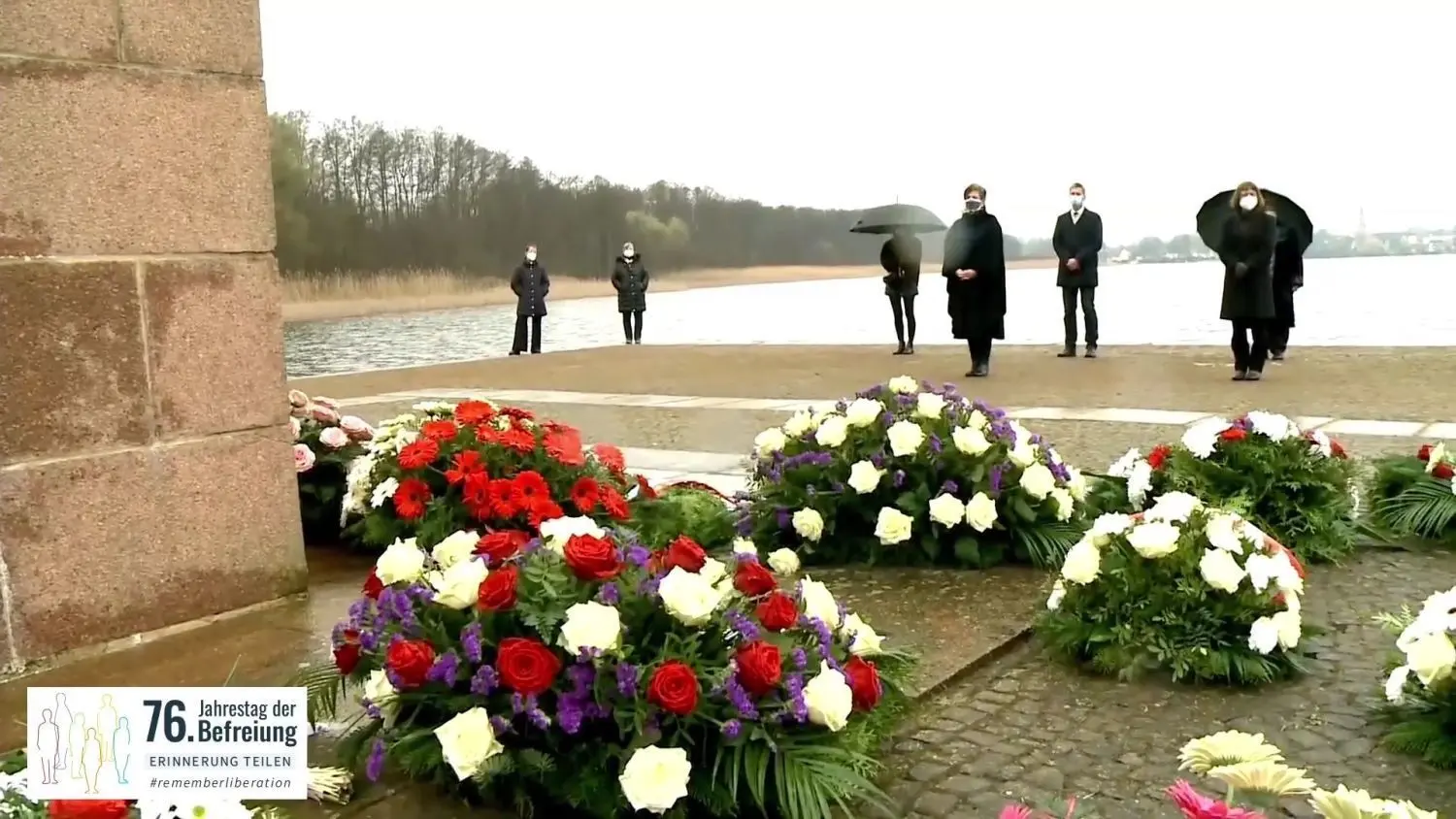 76. Jahrestag der Befreiung der Konzentrationslager Ravensbrück und Sachsenhausen: In Ravensbrück wurden am Denkmal „Die Tragende“ Kränze in Erinnerung an die KZ-Opfer niedergelegt. Die Gedenkveranstaltungen wurden live im Internet übertragen, Gäste waren wegen der Pandemie nicht anwesend.