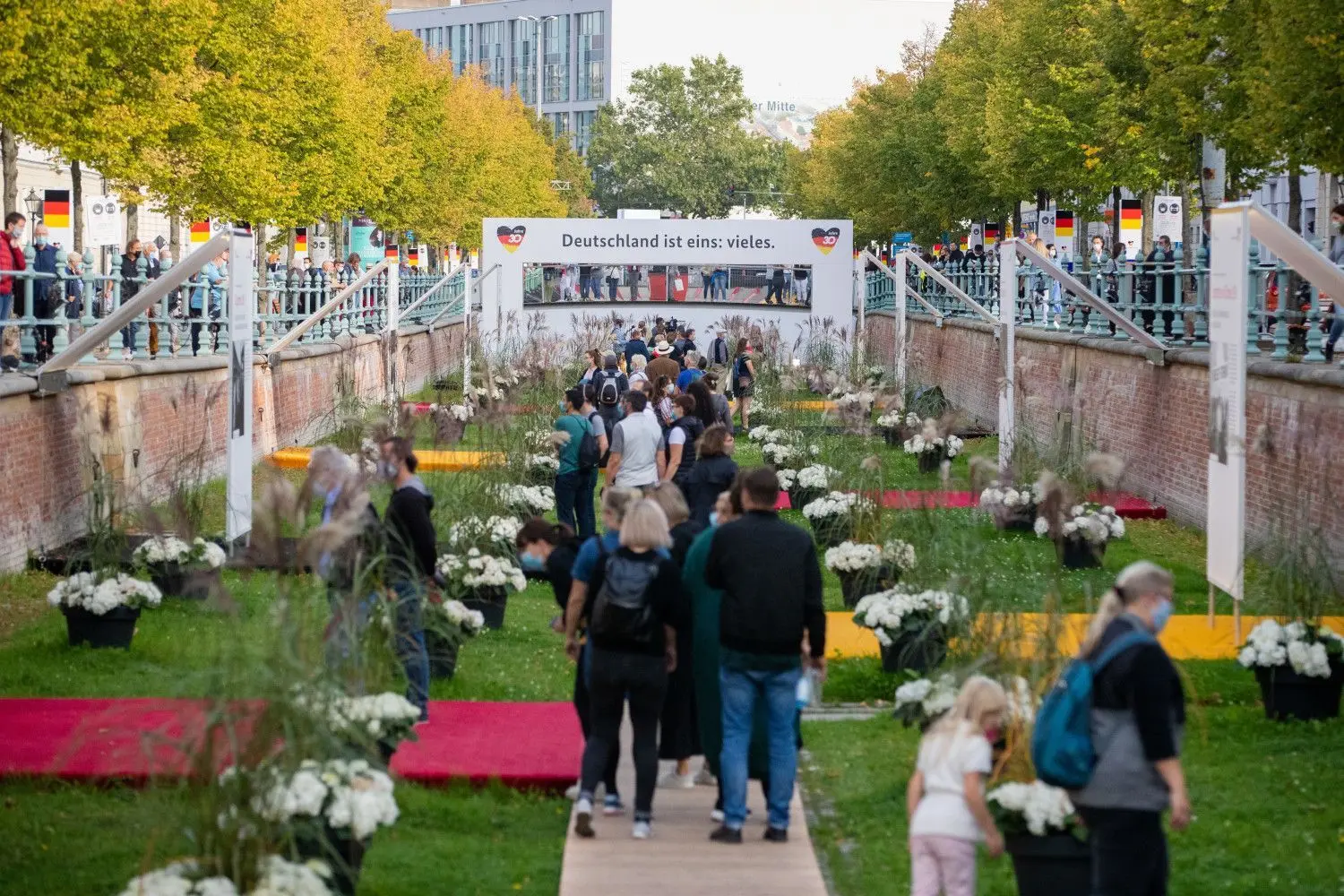 Besucher gehen durch die Ausstellung «Weg zur Einheit», welche Teil der Einheits-EXPO ist.