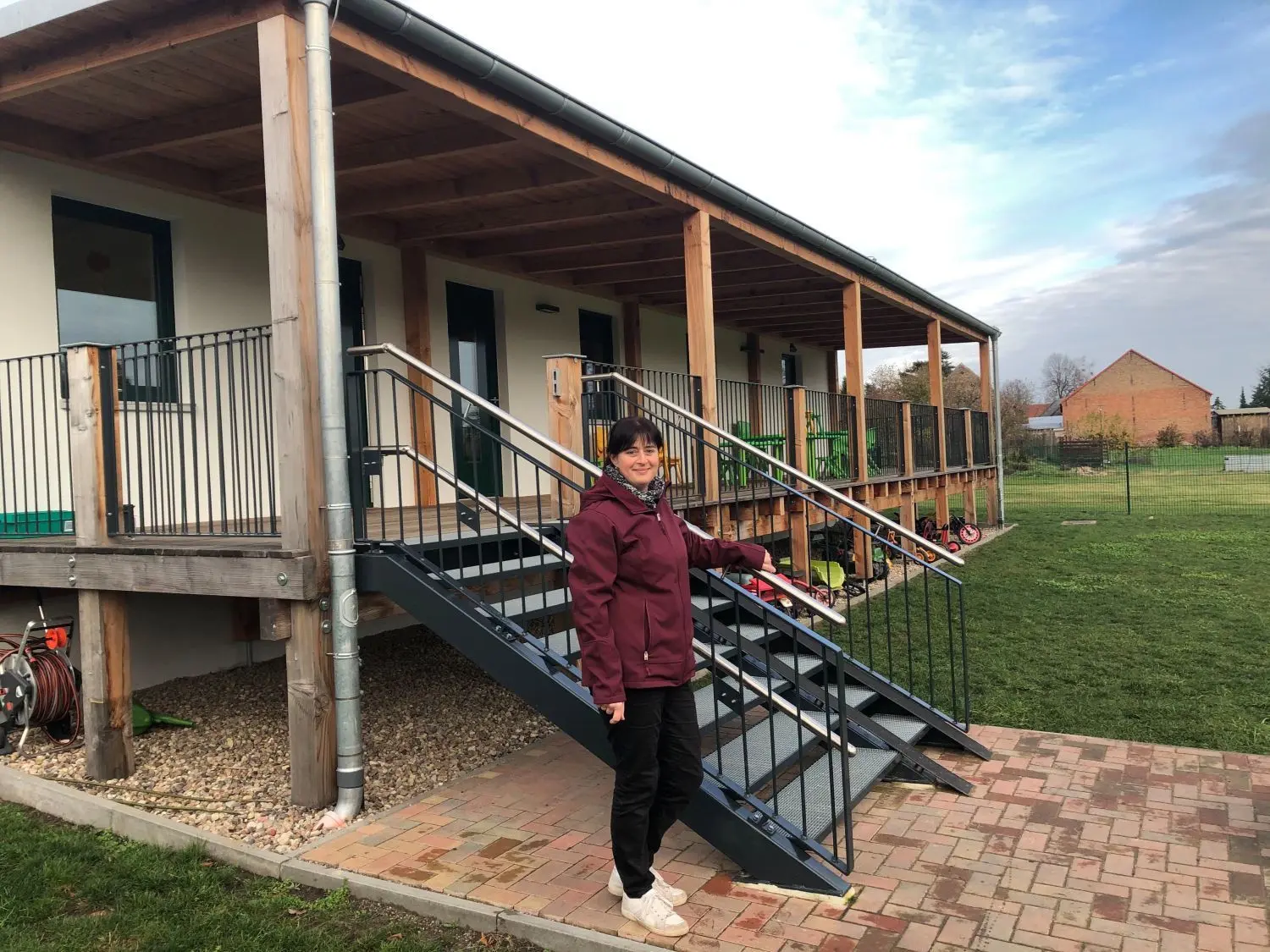 So ähnlich könnte auch das Dorfgemeinschaftshaus aussehen: In Brodowin hatte das Eberswalder Planungsbüro IBE bereits den Kindergartenneubau für die Brodowiner "Sieben-Seen-Zwerge" entworfen. Beide Häuser sind in gleicher Bauweise geplant. Kitaleiterin Daniela Köpke ist von dem 2018 eröffneten Haus noch immer zufrieden. Eine überdachte Terrasse - allerdings ebenerdig und in die entgegensetzte Himmelsrichtung auf der anderen Seite der Dorfstraße ausgerichtet - soll auch das Dorfgemeinschaftshaus am Sportplatz bekommen.