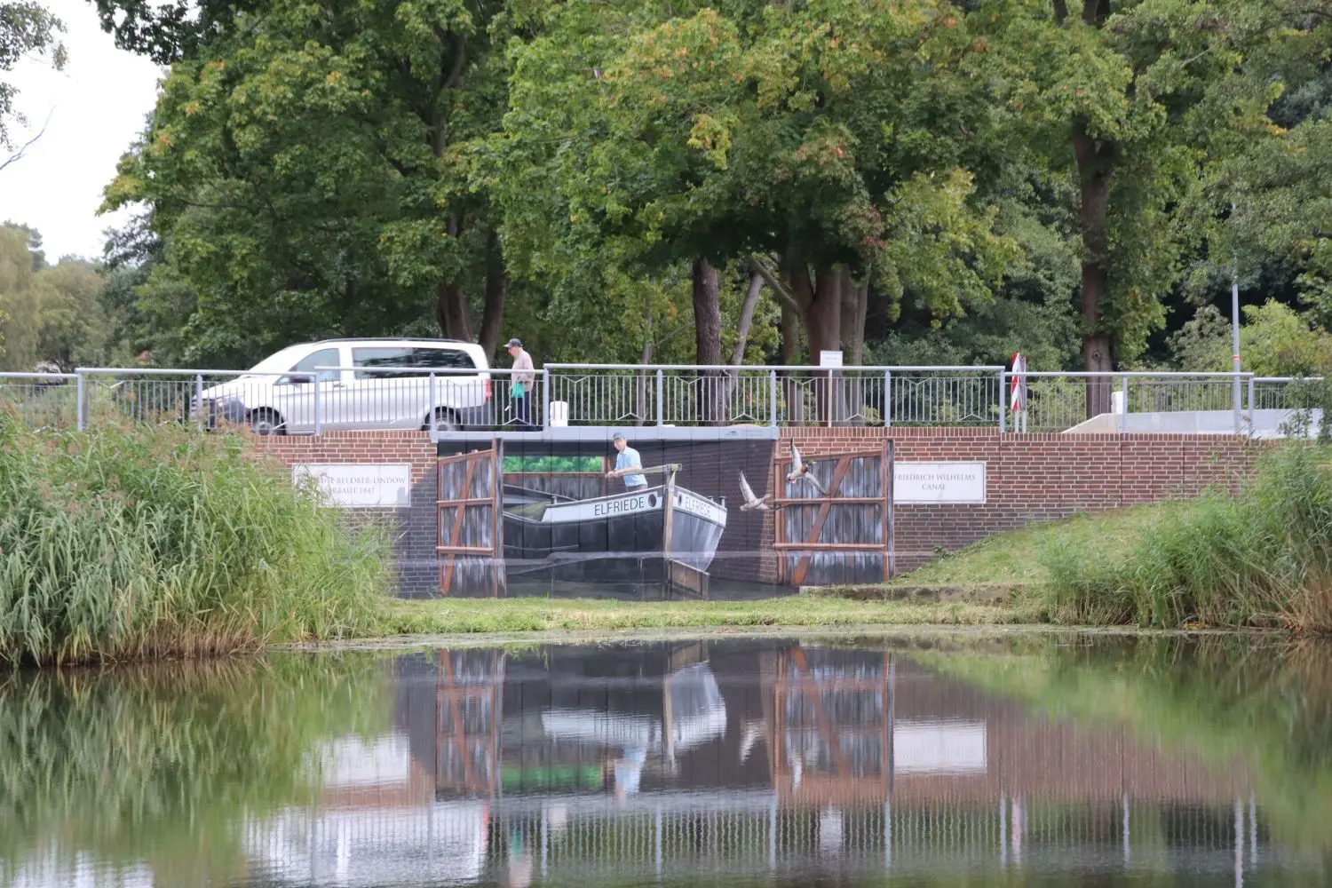 Täuschend echt: Groß Lindower Brücke mit dem Wandgemälde „Schleuseneinfahrt“