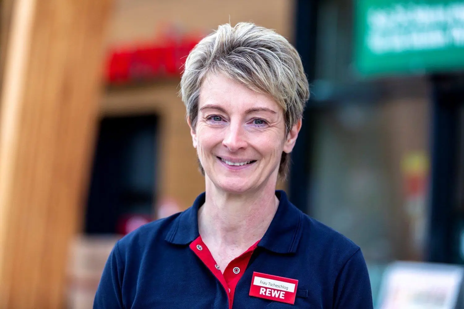 29. Oktober: Leiterin Susan Tscheschlog eröffnet ihre neue Rewe-Filiale in Schildow.