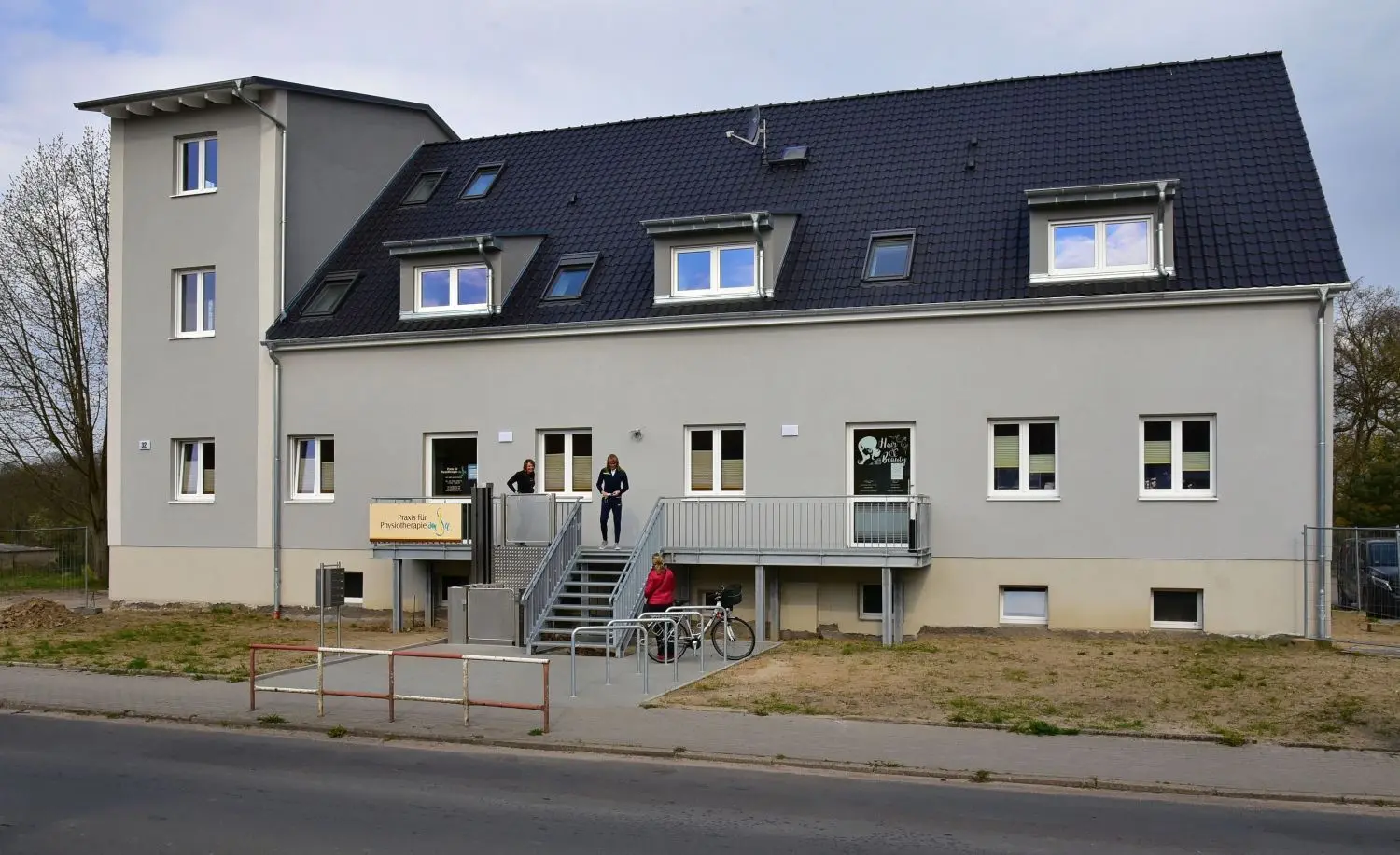 Das „Turmhaus“: Der ortsansässige Bauunternehmer Ulf Kemmel hat das Wohn- und Geschäftshaus an der Alt Zeschdorfer Hauptstraße saniert.