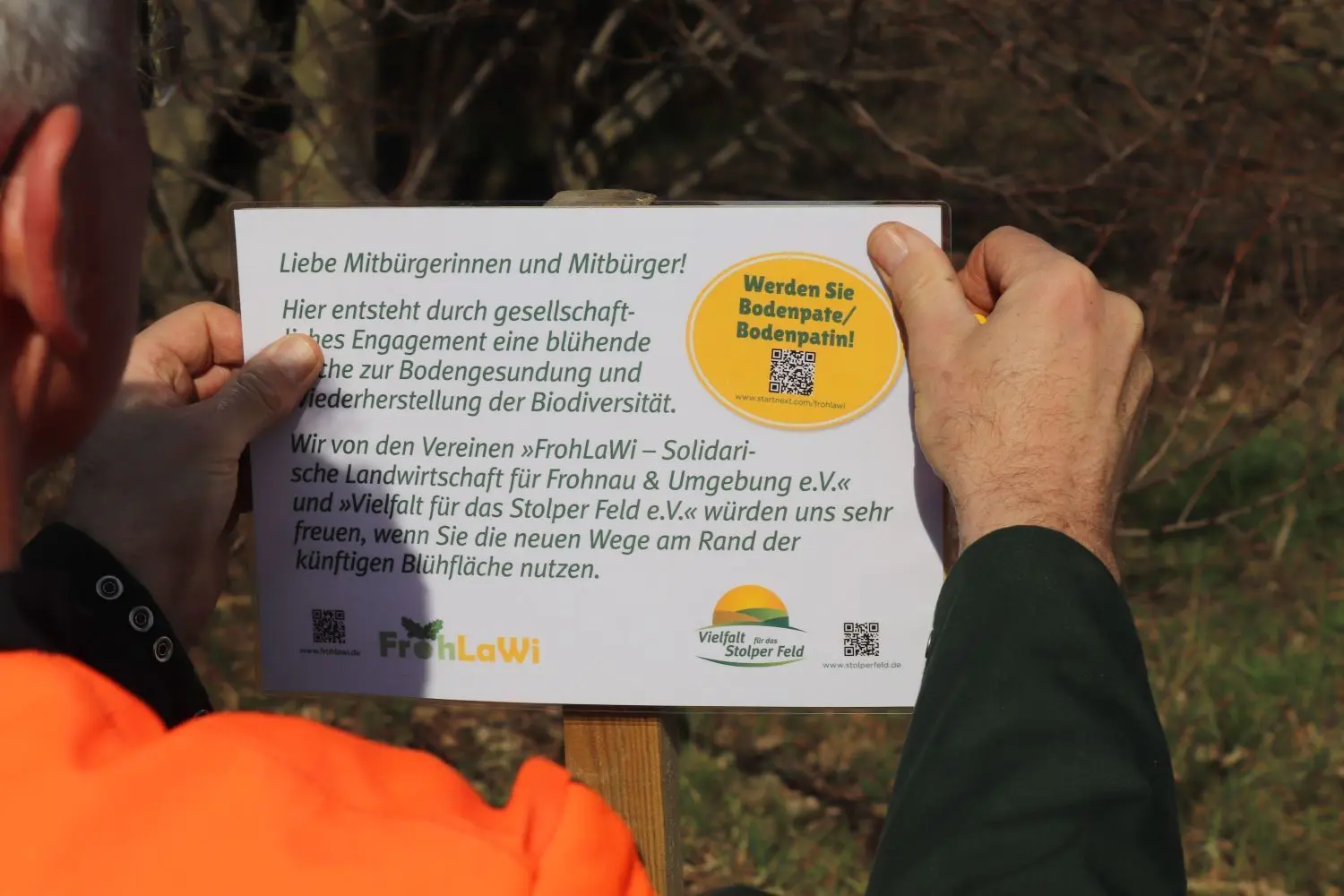 Infos am Wegesrand: Mitglieder des Vereins „FrohLwWi" haben Saatgut auf die Pachtfläche auf dem Stolper Feld gebracht. Die Pflanzen sollen den Bodenverbessern und Insekten Nahrung bieten.
