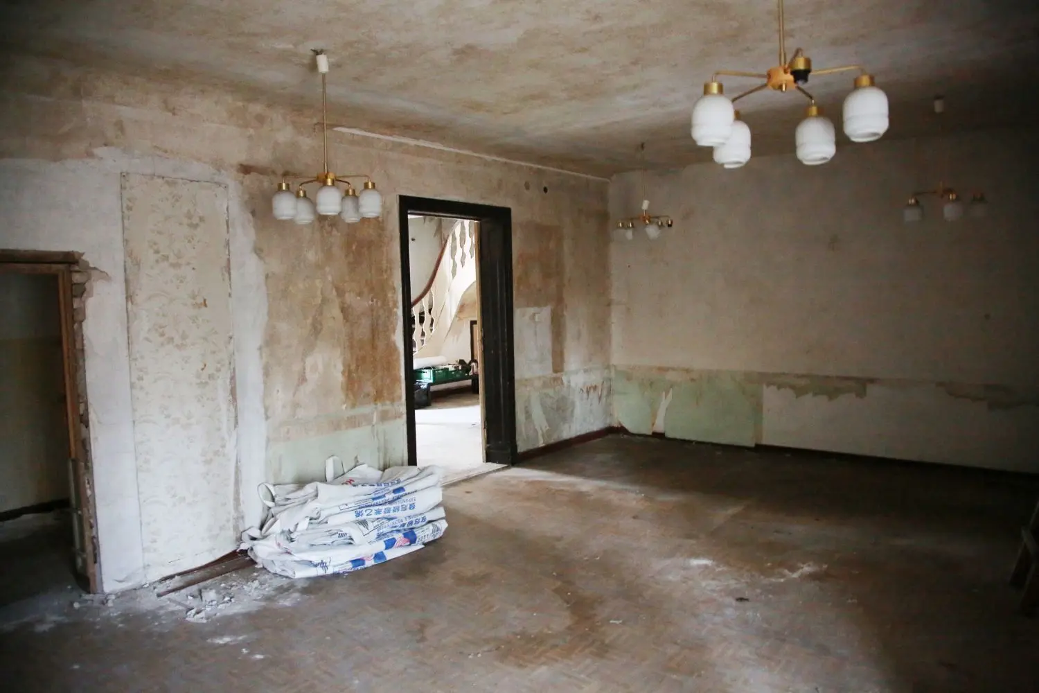 Renovierungsbedürftig: Früher befanden sich Wohnungen und Büros im Gutshaus. Künftig sollen die Räume Gaststätte und Hotelzimmer sein.