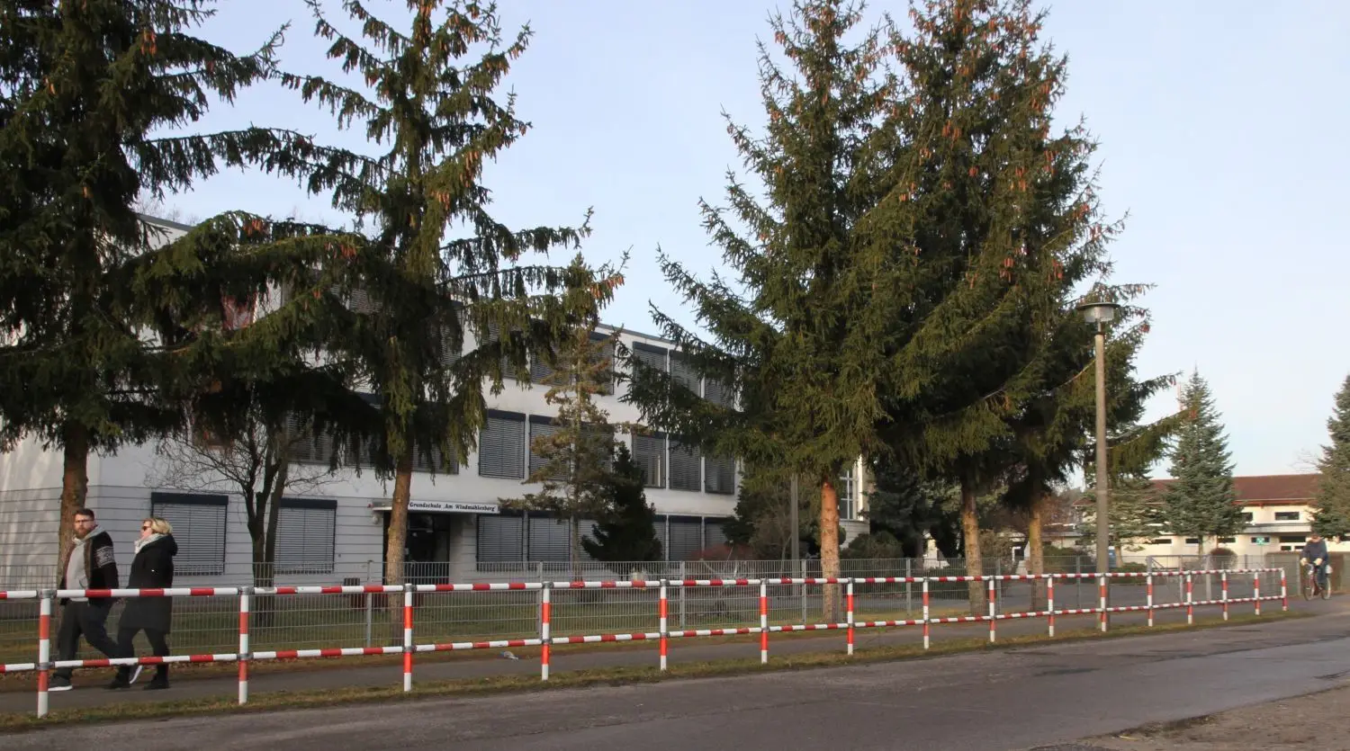 Amt investiert: Neue Laptops gibt es für die „Grundschule am Windmühlenberg" in Neuhardenberg. Aktuell ist das Haus verwaist, sind Weihnachtsferien.