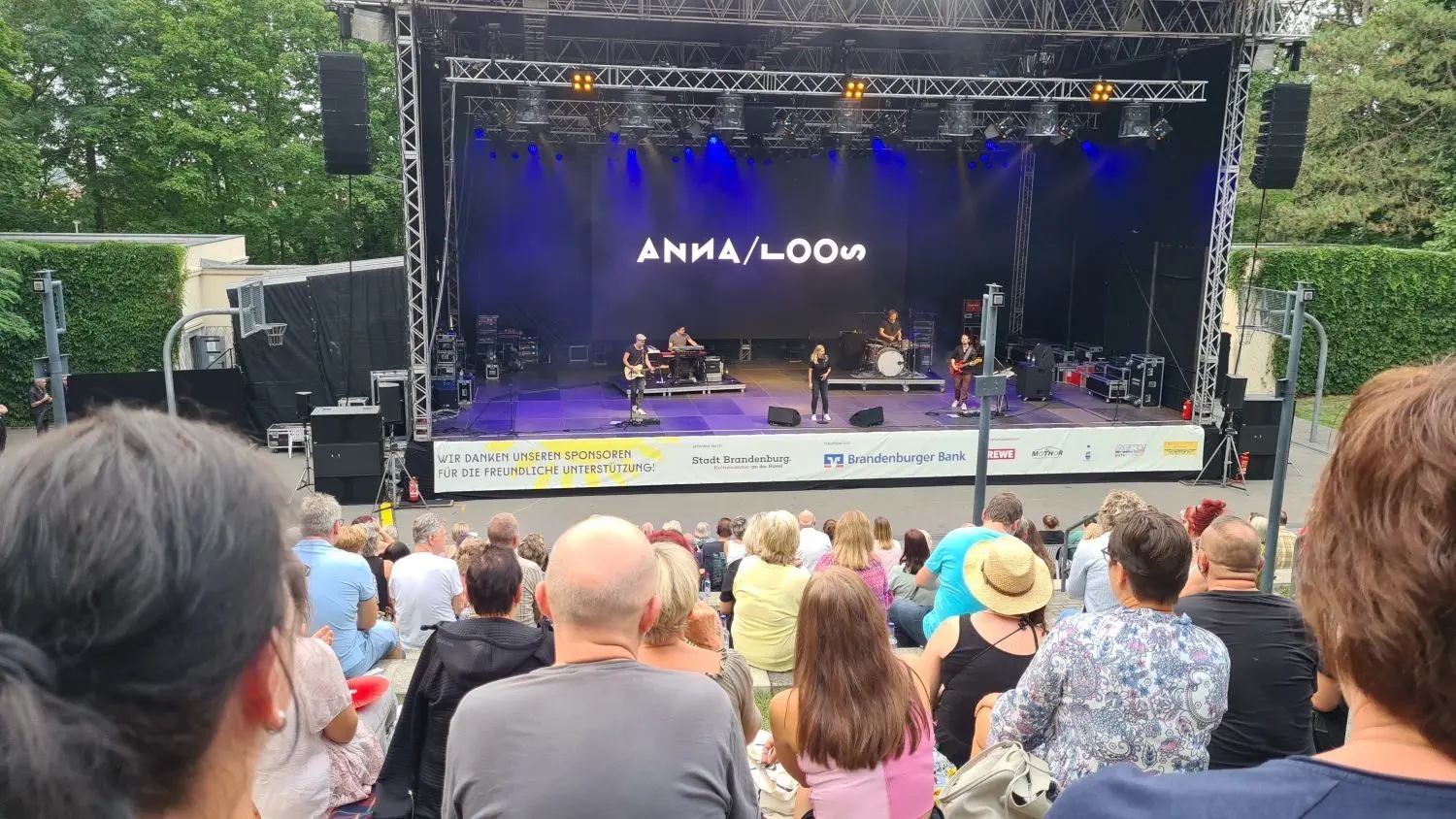 Heimspiel für Anna Loos beim Auftakt-Konzert zum „Kultursommer Brandenburg an der Havel 2021“ – auf der ausverkauften Freilichtbühne.