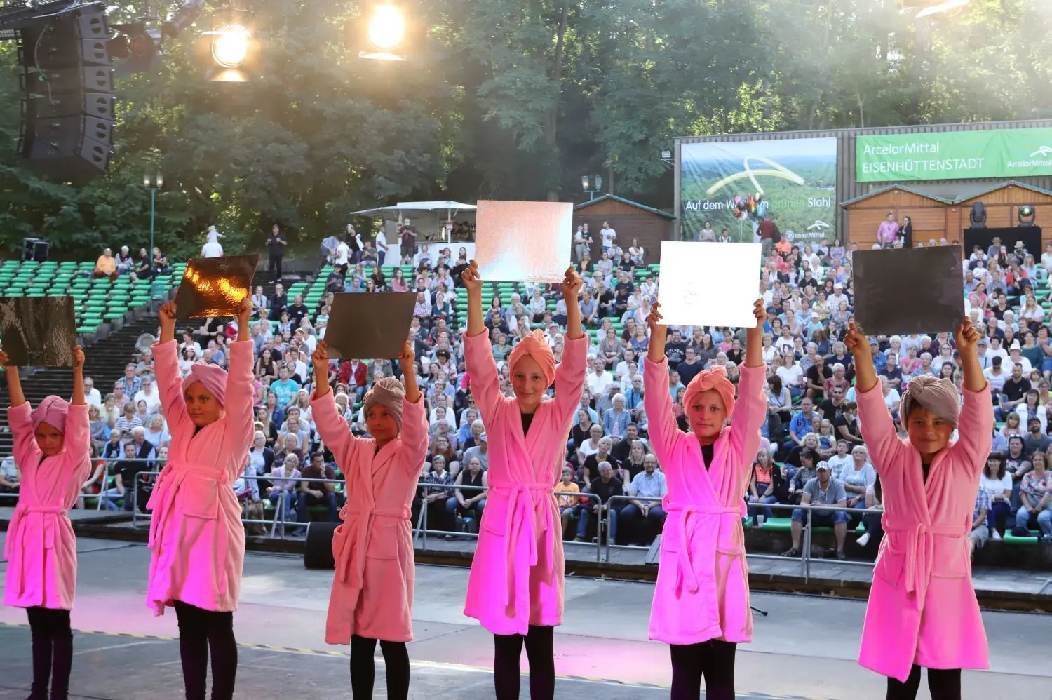 Erhalten viel Beifall: Die CarMa-Minis mit Saturday Night auf der Freilichtbühne vor etwa 1000 Besuchern im Rahmen der Festwoche in Eisenhüttenstadt.
