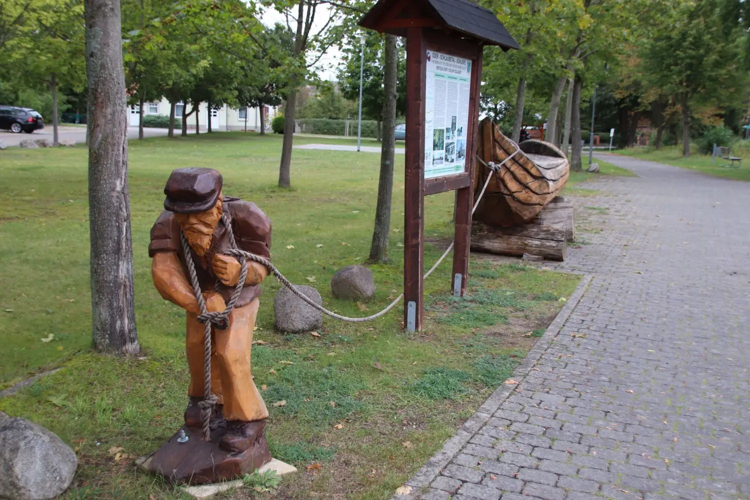 Realistische Holzskulptur eines Treidlers in Groß Lindow. Da der Oberlauf der für den Kanal genutzten Schlaube höher als die Spree lag, mussten die Boote von Brieskow aus kommend bergan gezogen werden. Ab Müllrose ging es zur Spree wieder bergab.