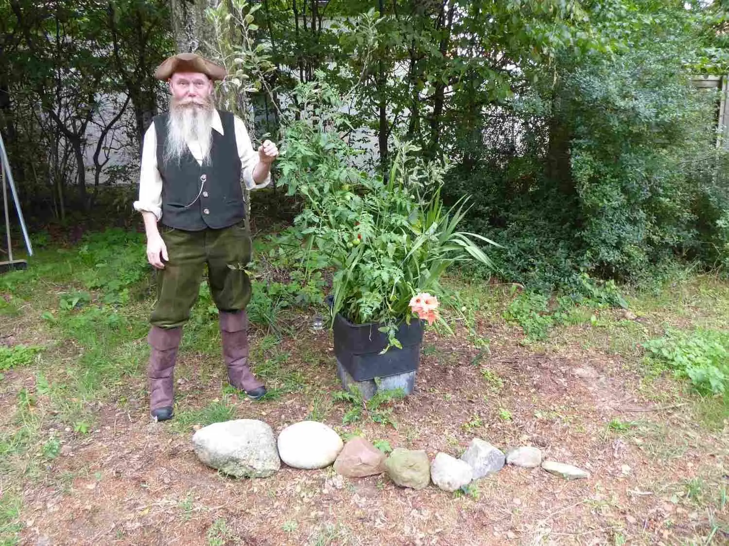 Direkt vor der Scheune stand der „Sündenfall“, gestaltet von Dietmar Paul aus Schlamau. Er und Bernadette Arnaud sind seit vielen Jahren Nachbarn und inzwischen Freunde.