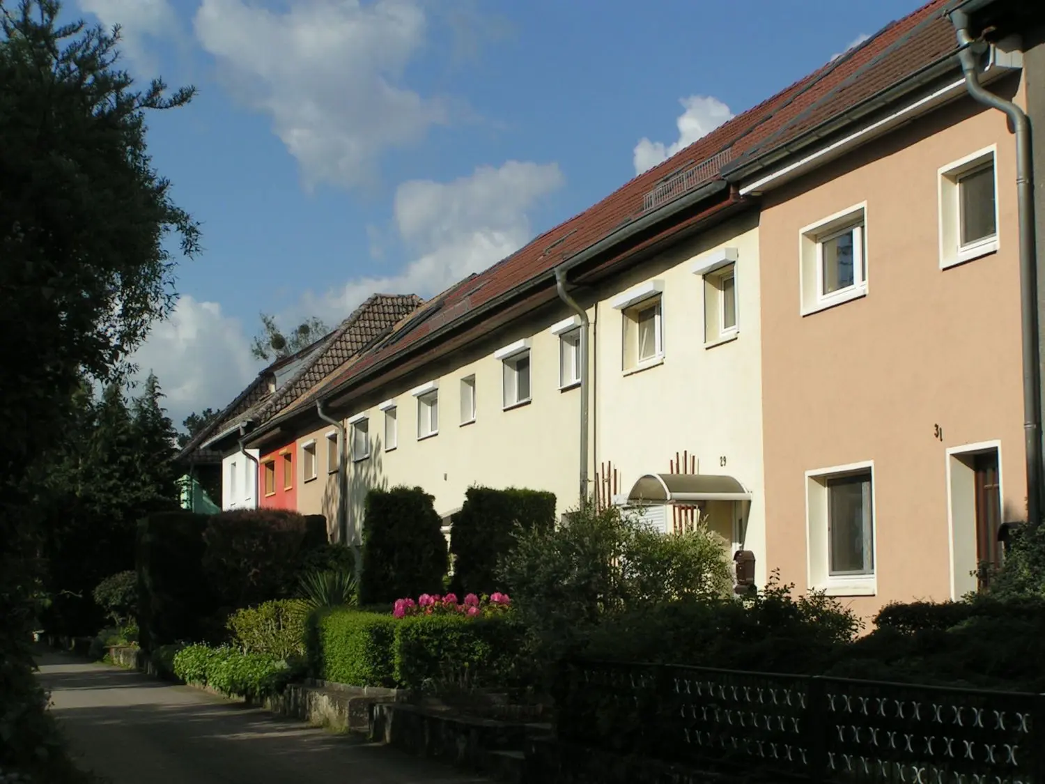Die Häuser an der Blumenstraße schmiegen sich eng aneinander. Auf den Grundstücken von etlichen Besitzern gibt es ein Programm.