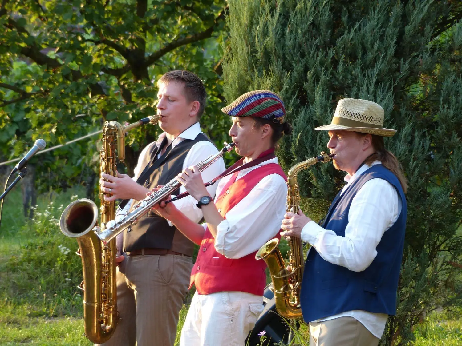 Das Saxofontrio „Les Connaisseurs“ wirkt bei „Hereinspaziert“ in Gildenhall als verbindendes Element. Die Mitglieder sind den ganzen Nachmittag über in der Siedlung unterwegs.