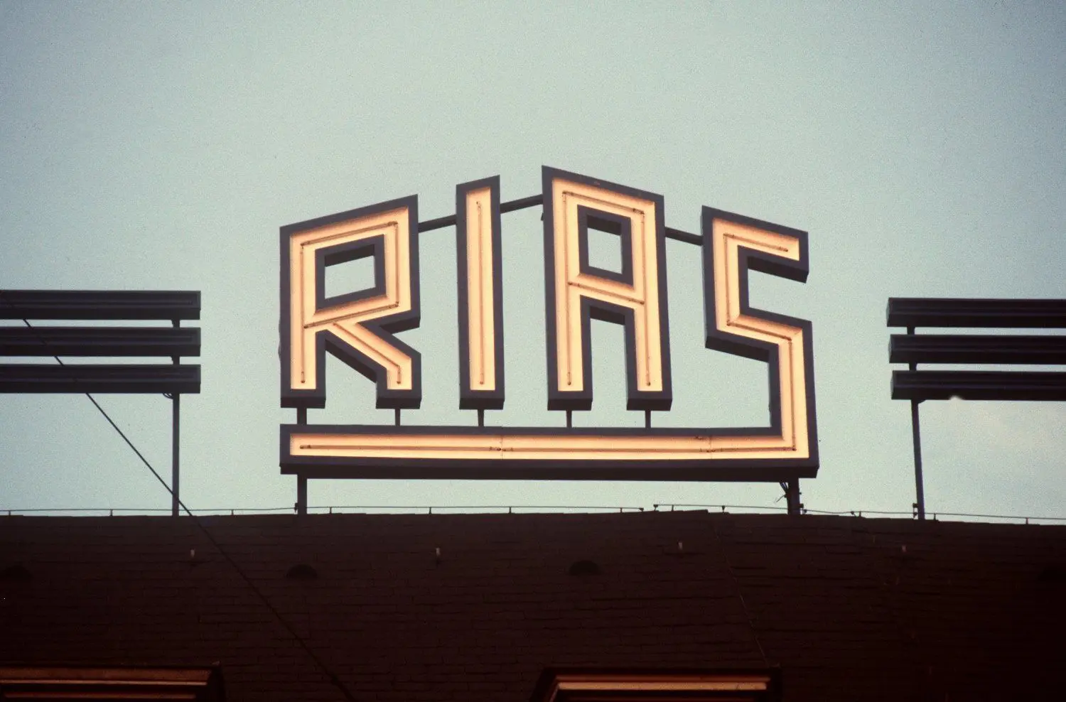 Das Logo des RIAS auf dem Dach des Rundfunkhauses im Stadtteil Schöneberg.