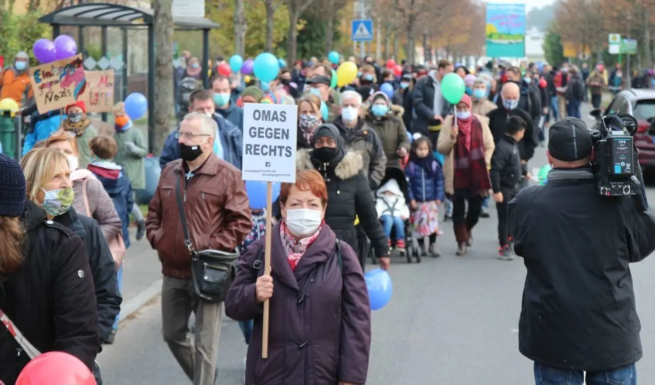 "Biesenthal bleibt bunt" - unter diesem Motto sind am 8. November mehr als 300 Menschen bei einem Spaziergang gegen Rassismus durch das Stadtzentrum gezogen.