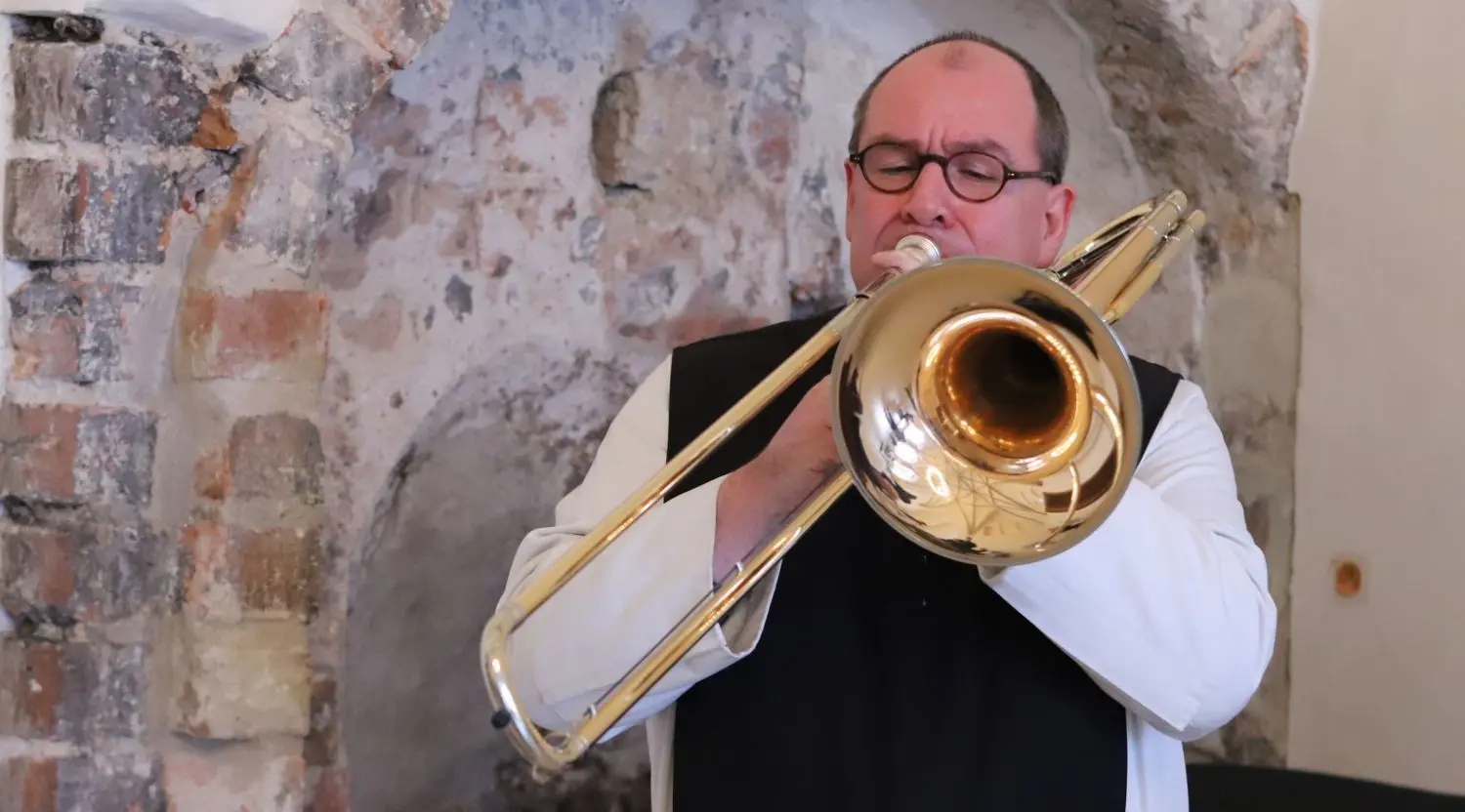 Prior, Pater Simeon Wester, stimmt „Maria Mutter Friedenshort“ an.