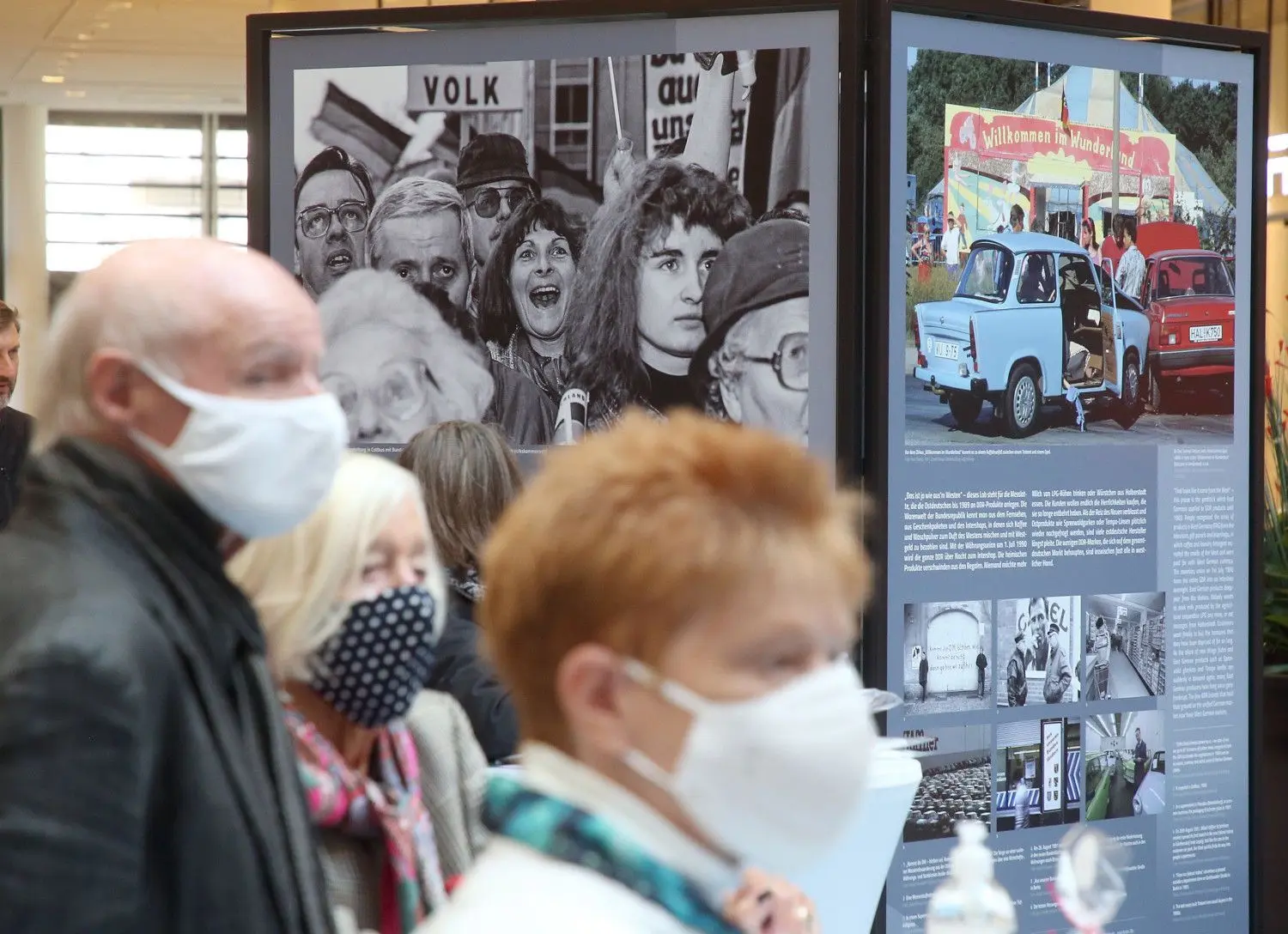 Menschen bei der Eröffnung der Ausstellungen.