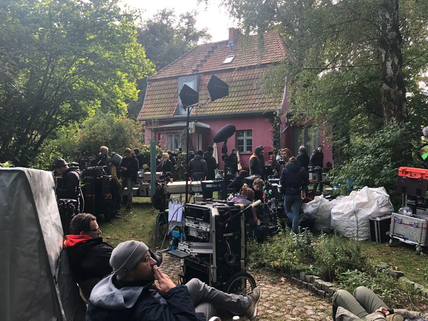 Sommer: Es wird bekannt, dass ein Haus im Mühlenbecker Land eine Hauptrolle in der Netflix-Serie „Dark“ spielt. Obwohl der genaue Standort nicht genannt wurde, wird es von Freundinnen und Freunden der Serie immer wieder gefunden. Der Eigentümer verkauft sogar Souvenirs wie Dachziegel an die Fans.
