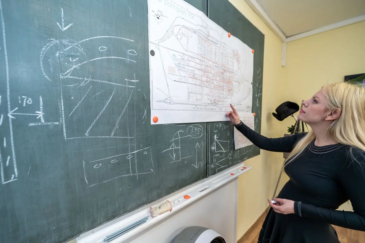 Das Büro von Joanna Hajnaj ist auf dem Gelände der PCK-Raffinerie in einem ehemaligen Unterrichtsraum untergebracht. Sie alte Tafel nutzt sie für Notizen und Berechnungen.
