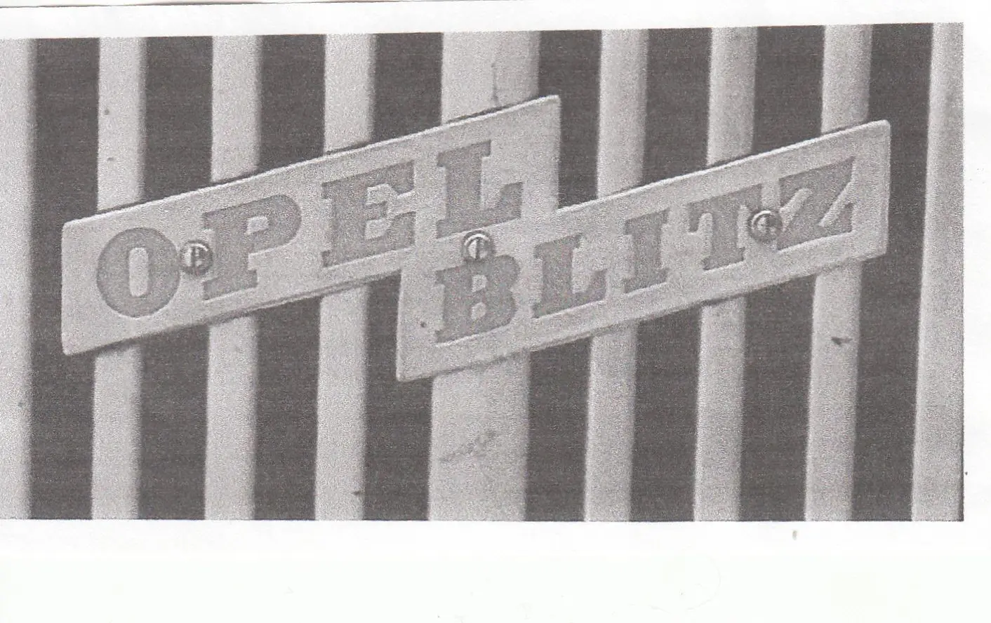 Unverkennbar: Das Opel-Markenzeichen am Kühlergrill eines jeden „Blitz".