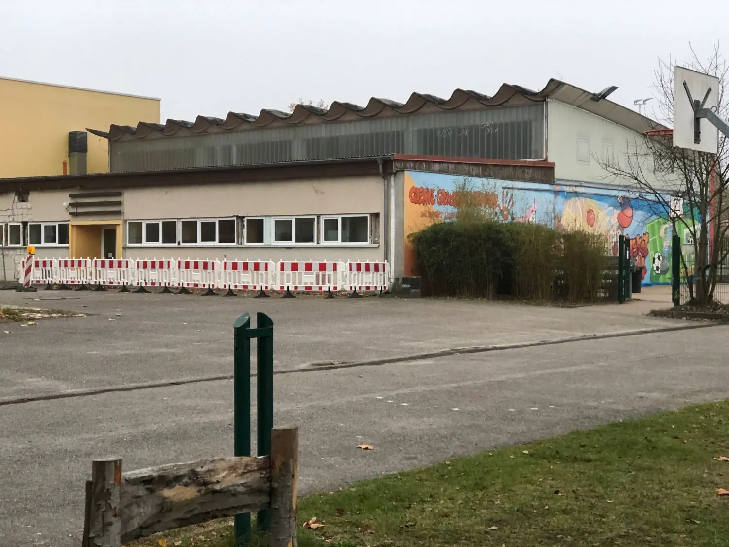 Die alte Turnhalle der Goethe-Grundschule Kremmen aus dem Jahr 1975 wird demnächst für viel Geld saniert.