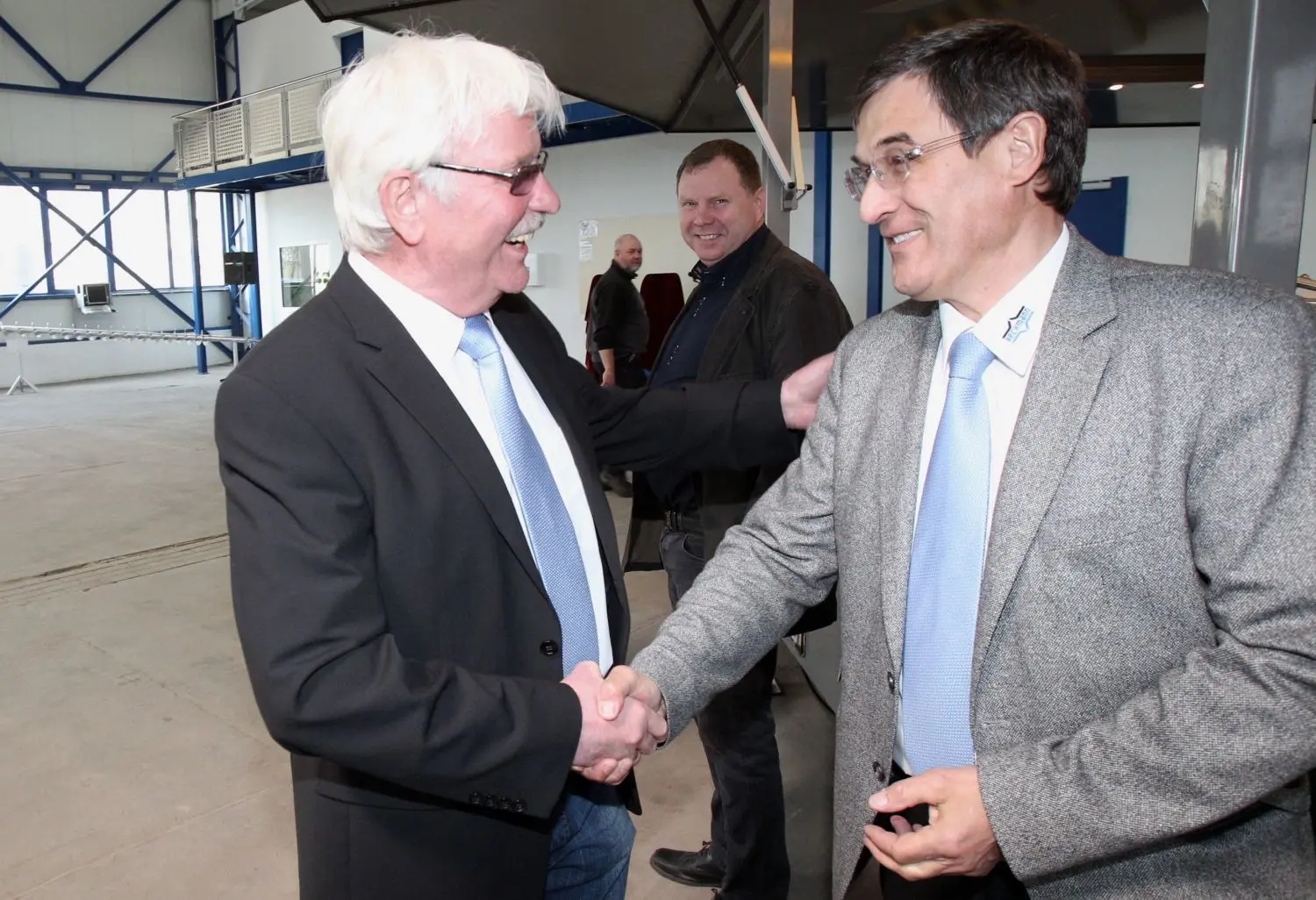 Zwei, die sich verstehen: Heinz Heckmann – hier bei einem Besuch bei der Heckmann Stahl- und Metallbau Ost GmbH in Eisenhüttenstadt im Jahr 2012 - mit dem damaligen Geschäftsführer Eberhard Kirsch
