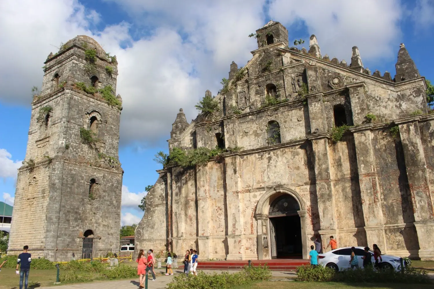 Die Kirche Paoay im Norden der Hauptinsel Luzon ist eines der ältesten und prägnantesten Gotteshäuser aus spanischer Kolonialzeit. Die Gemeinde wurde 1593 von Augustinermönchen gegründet, mit dem Kirchbau 1704 begonnen.