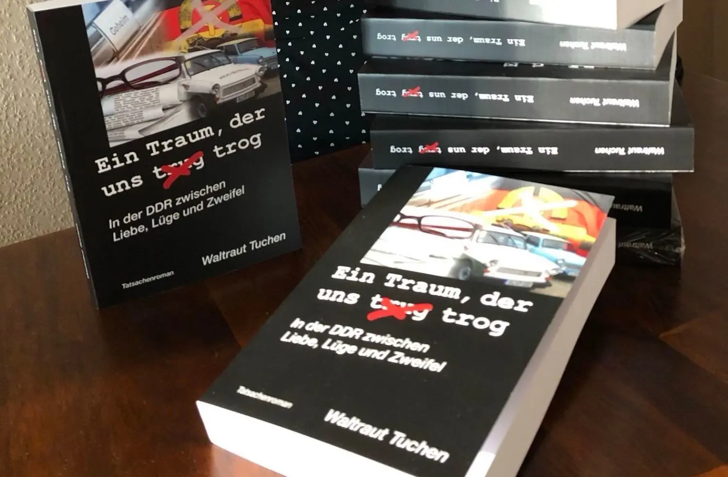 Waltraut Tuchen: „Ein Traum der uns trug/trog. In der DDR zwischen Liebe, Lüge und Zweifel“, ISBN: 978-3948842048