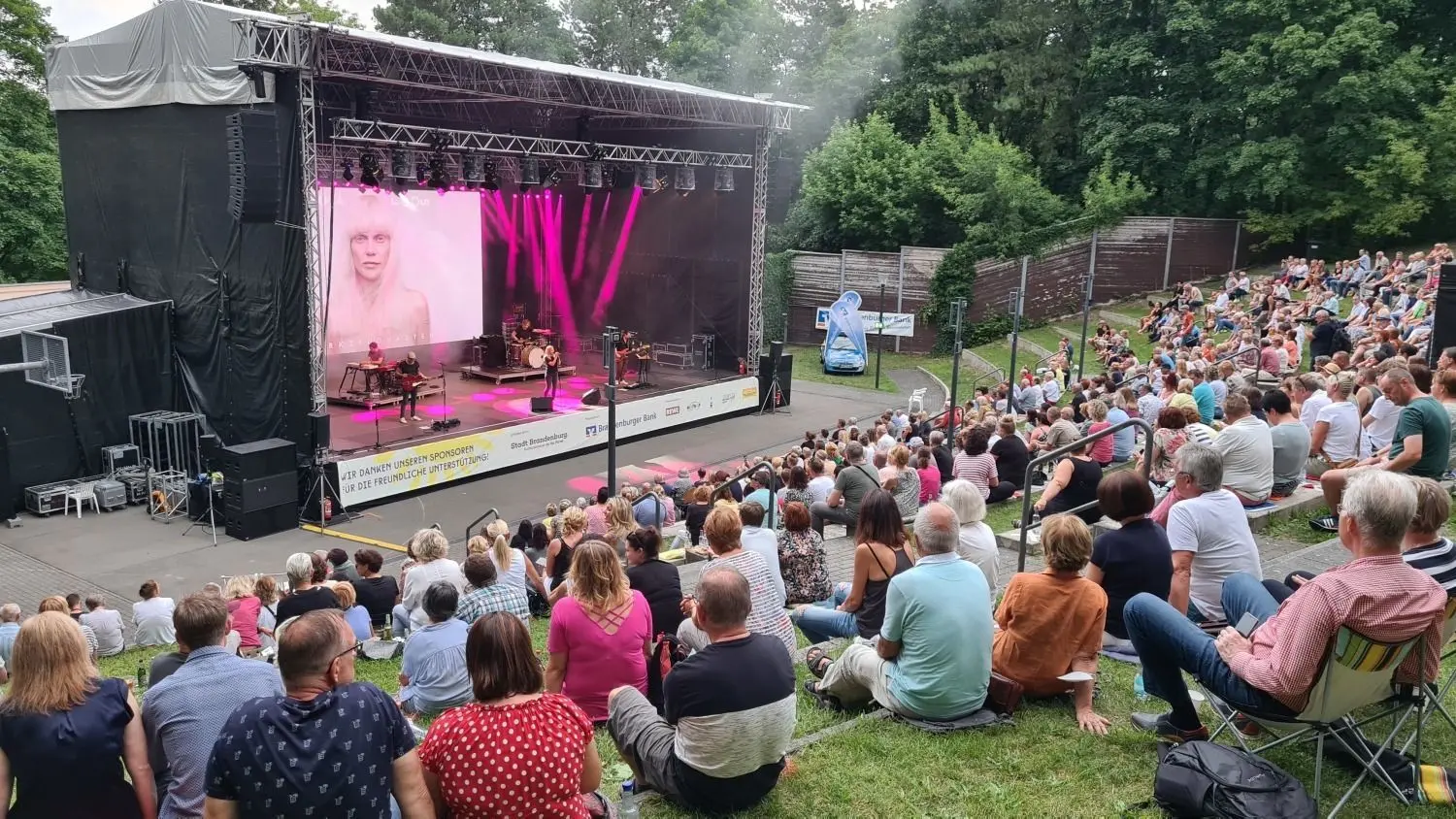 Heimspiel für Anna Loos beim Auftakt-Konzert zum „Kultursommer Brandenburg an der Havel 2021“ – auf der ausverkauften Freilichtbühne.