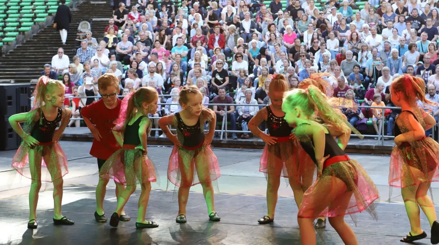 Zweiter Tag der Festwoche auf der Freilichtbühne: Die Minis von Fire & Flame präsentieren sich mit „Hexentanz“.