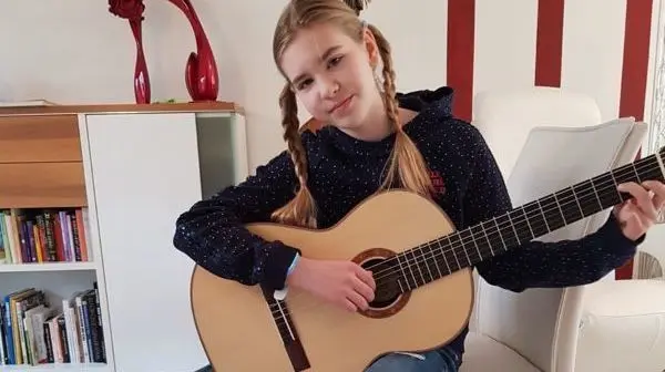 Gekonntes Gitarrespiel: Stella-Franziska Rittwag (10), die die Musikschule in Eberswalde besucht, hat einen ersten Preis und die Höchstpunktzahl 23 erreicht.