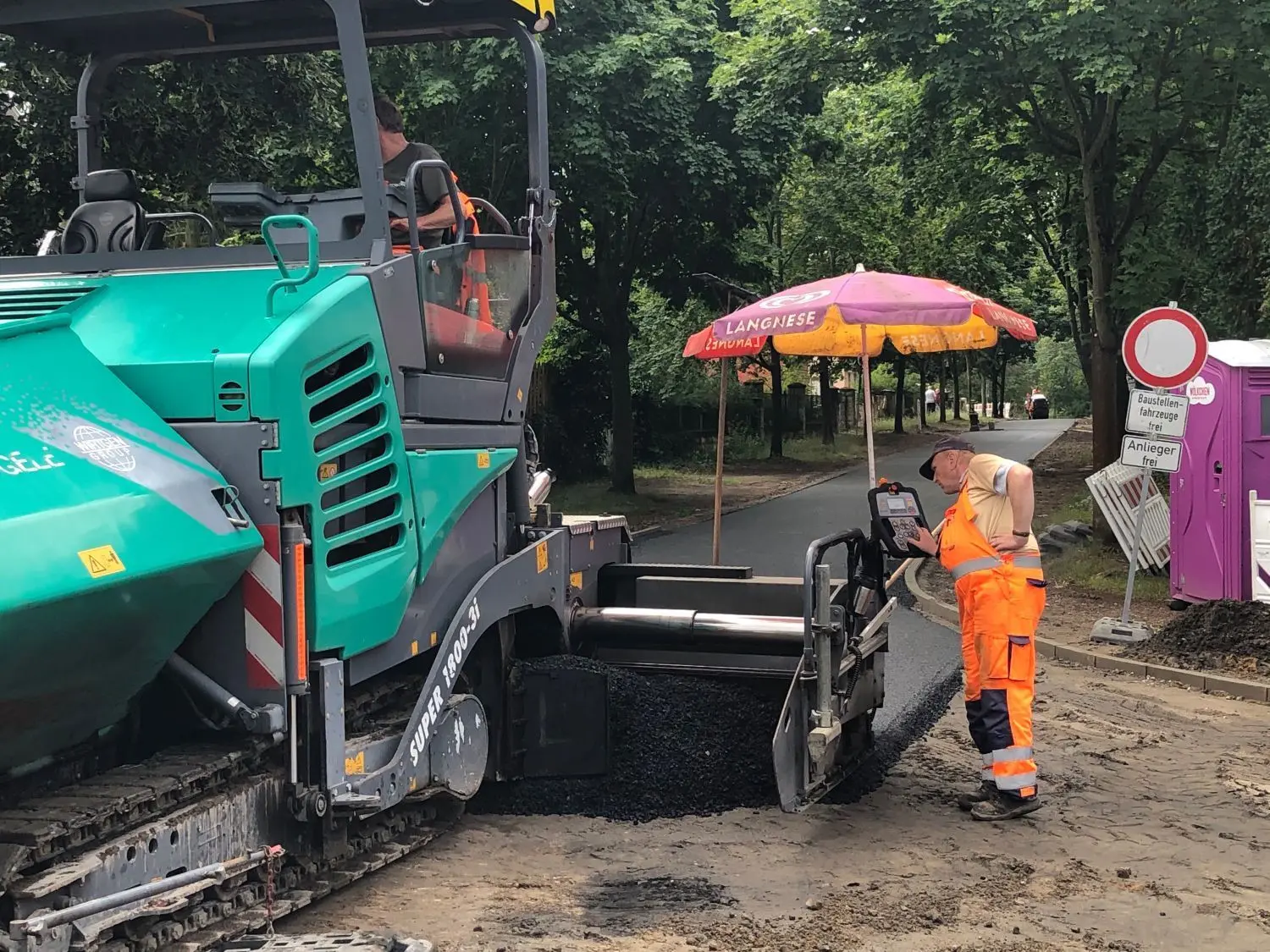 März: Die Schildower Ahornstraße wird als erste Sandstraße in der Gemeinde provisorisch mit einer Asphaltdecke befestigt. In der Straße soll getestet werden, ob das „Bernauer Modell“ im Mühlenbecker Land funktionieren kann.