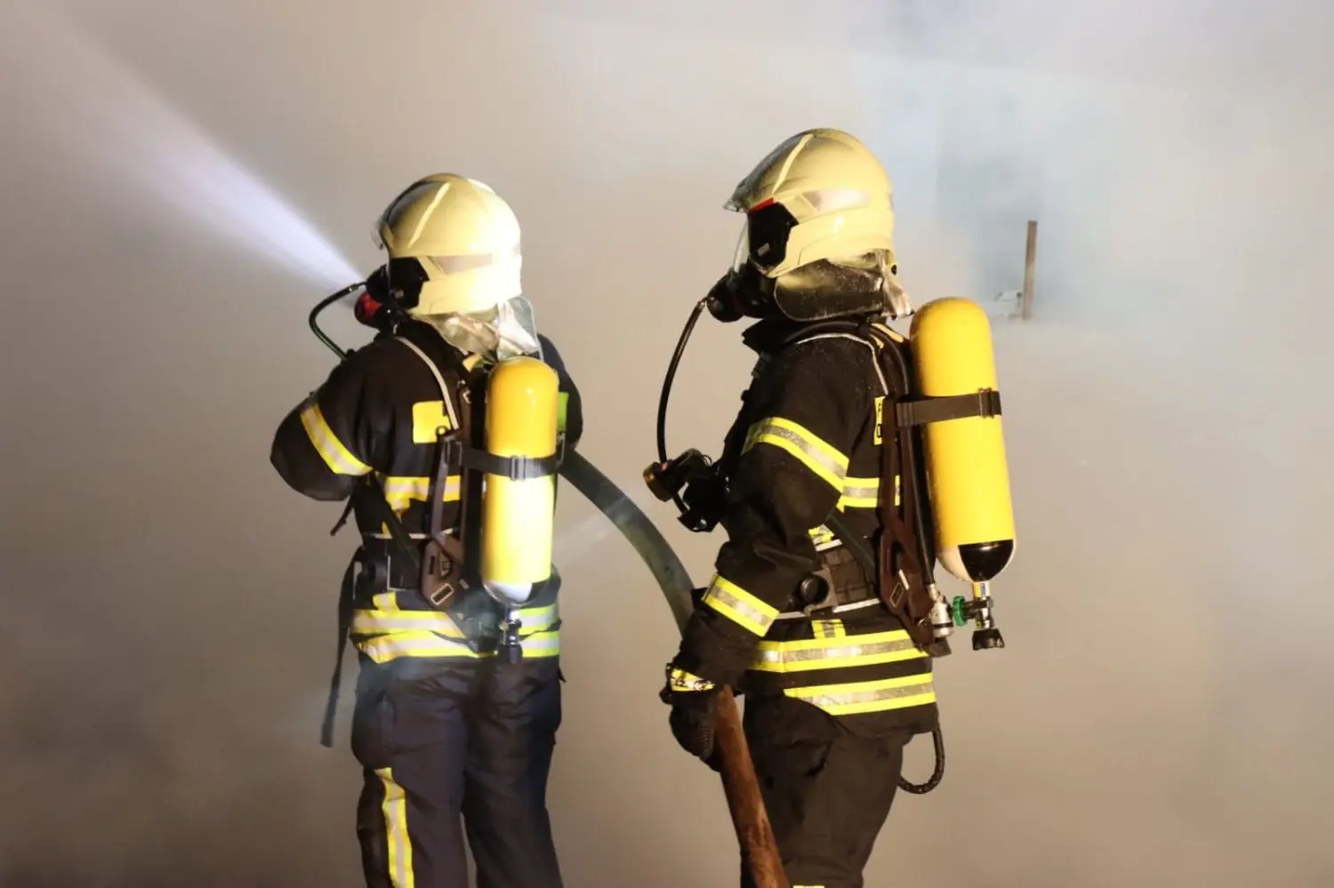 Großbrand Kremmen Rund 70 Feuerwehrleute bekämpften am frühen Montagmorgen einen Großbrand im Lager der Kremmener Firma Dachsanierung Schmidtsdorf. Personen wurden durch das Feuer in der Altstadt nicht verletzt. Als Ursache wird ein technischer Defekt vermutet.