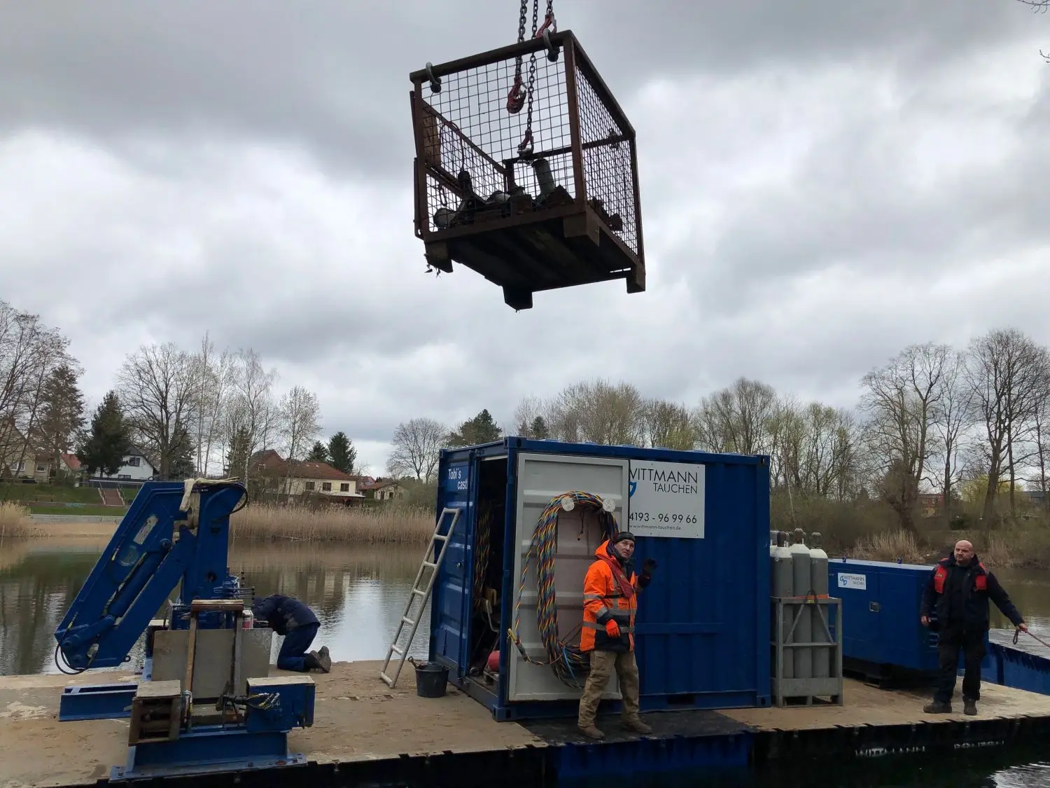 Arbeitsponton auf dem Börnersee: Nach und nach werden die Container und nötigen Arbeitsgeräte abgesetzt.