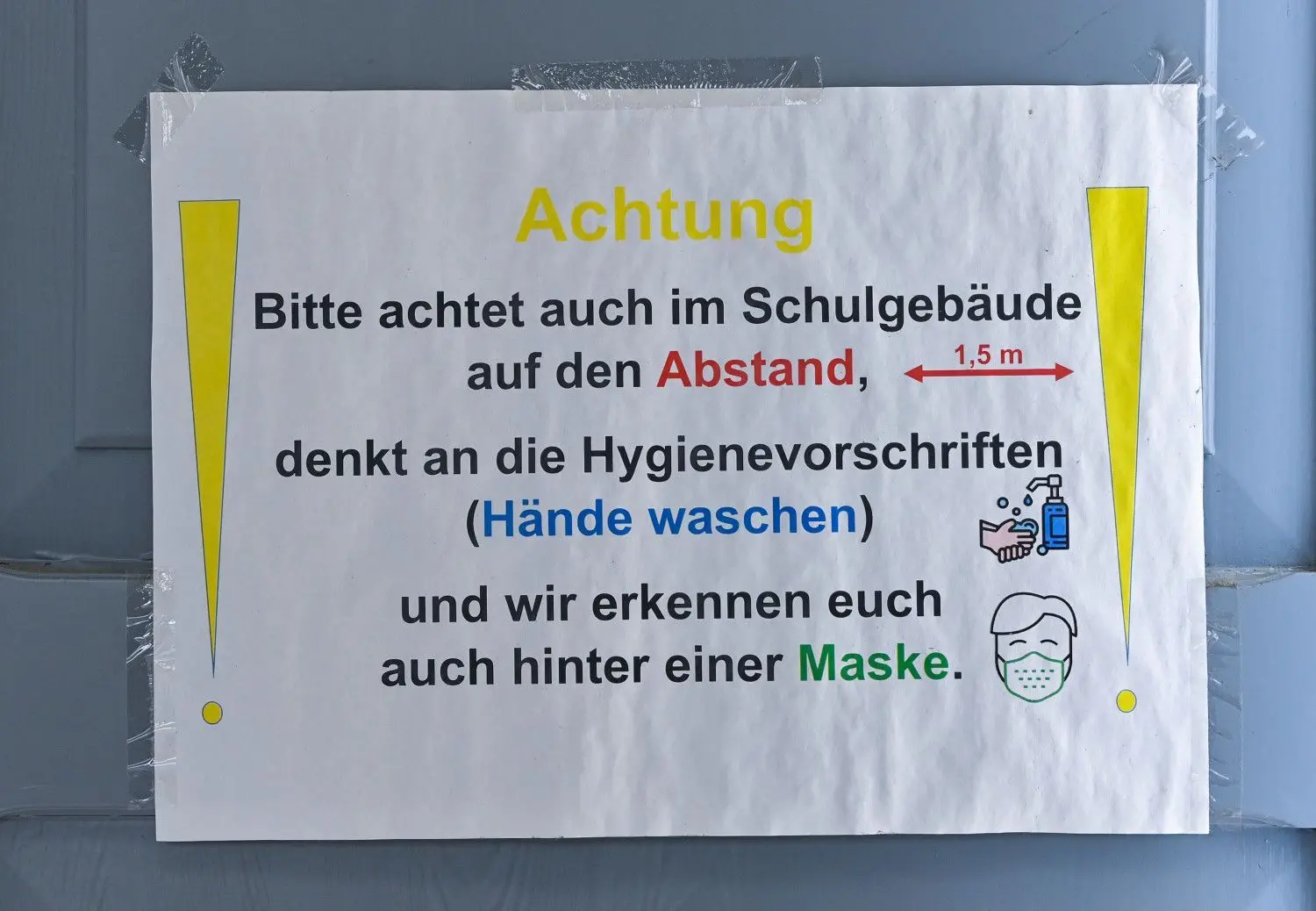 Während des Präsenzunterrichts und der Abiprüfungen heißt es in den Schulen: Abstand halten!
