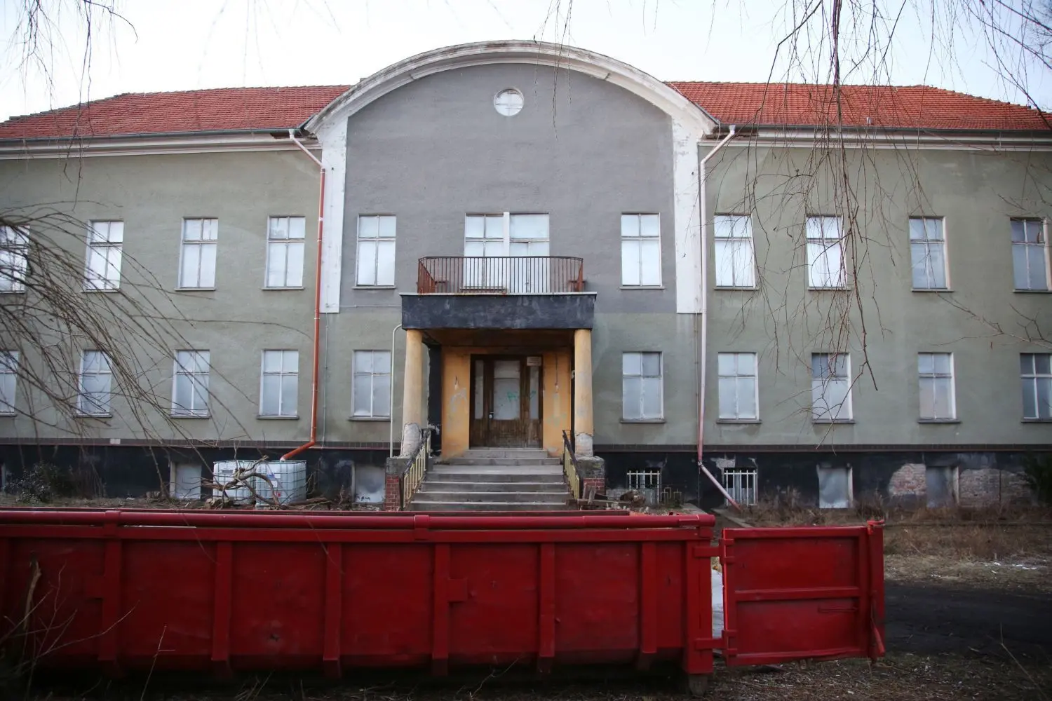 Schlichte Front: Weniger schmuckvoll präsentiert sich die vordere Fassade des Gutshauses – der künftige Hoteleingang.