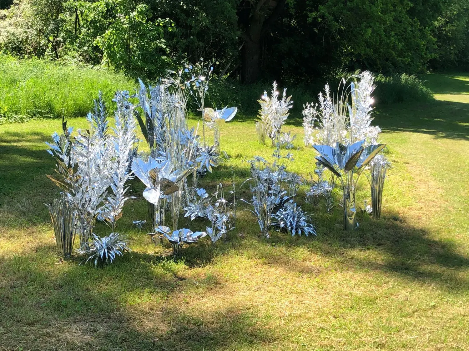 Ein Hingucker, vor allem wenn die Sonne die von Toshihiko Mitsuya aus Aluminium geschaffenen Blumen erstrahlen lässt, ist diese filigrane Installation.