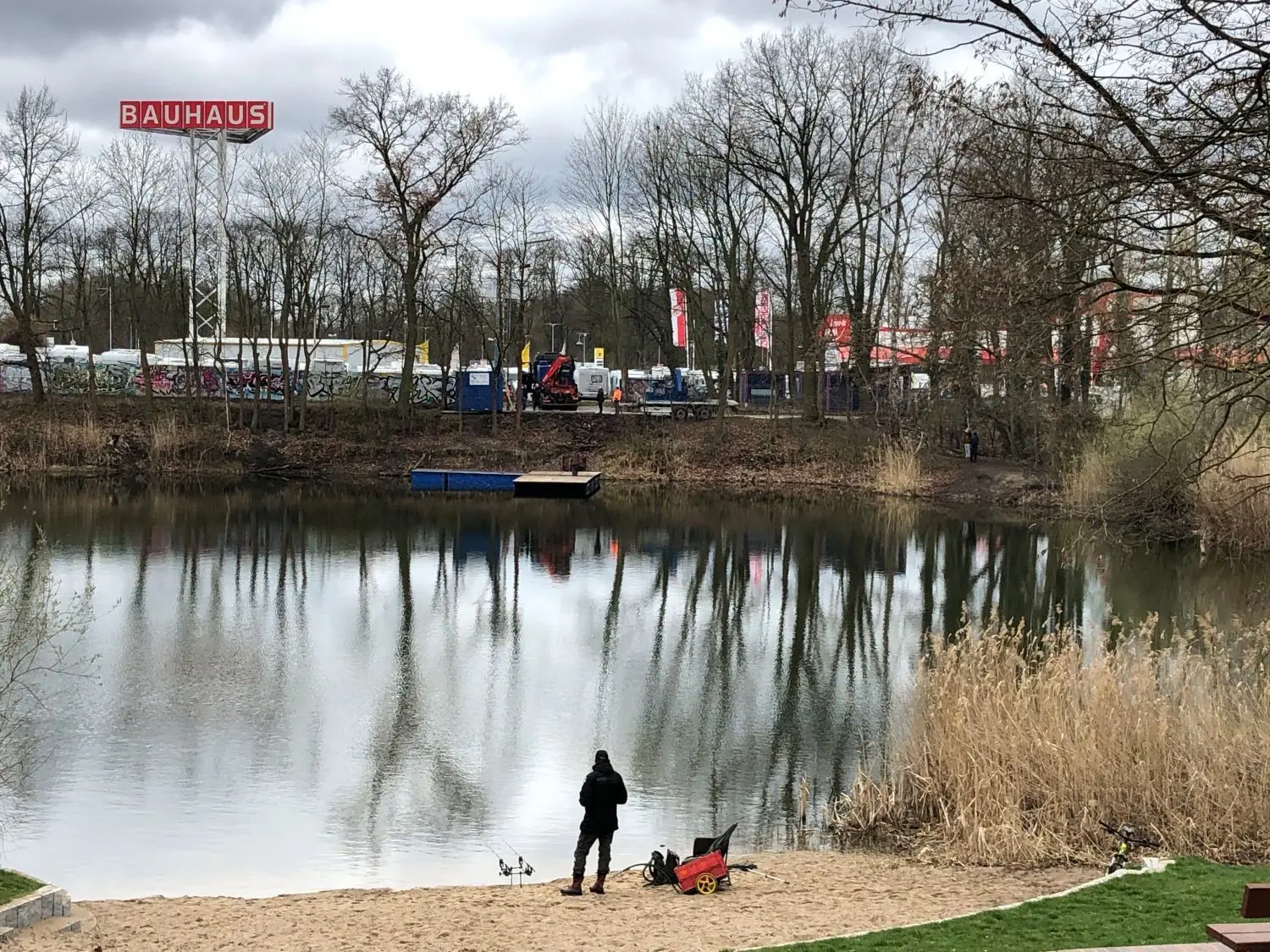 Der Blick von der Badestelle aus. Dem Angler schien es mit der Zeit aber zu unruhig zu werden. Er zog sich zurück.