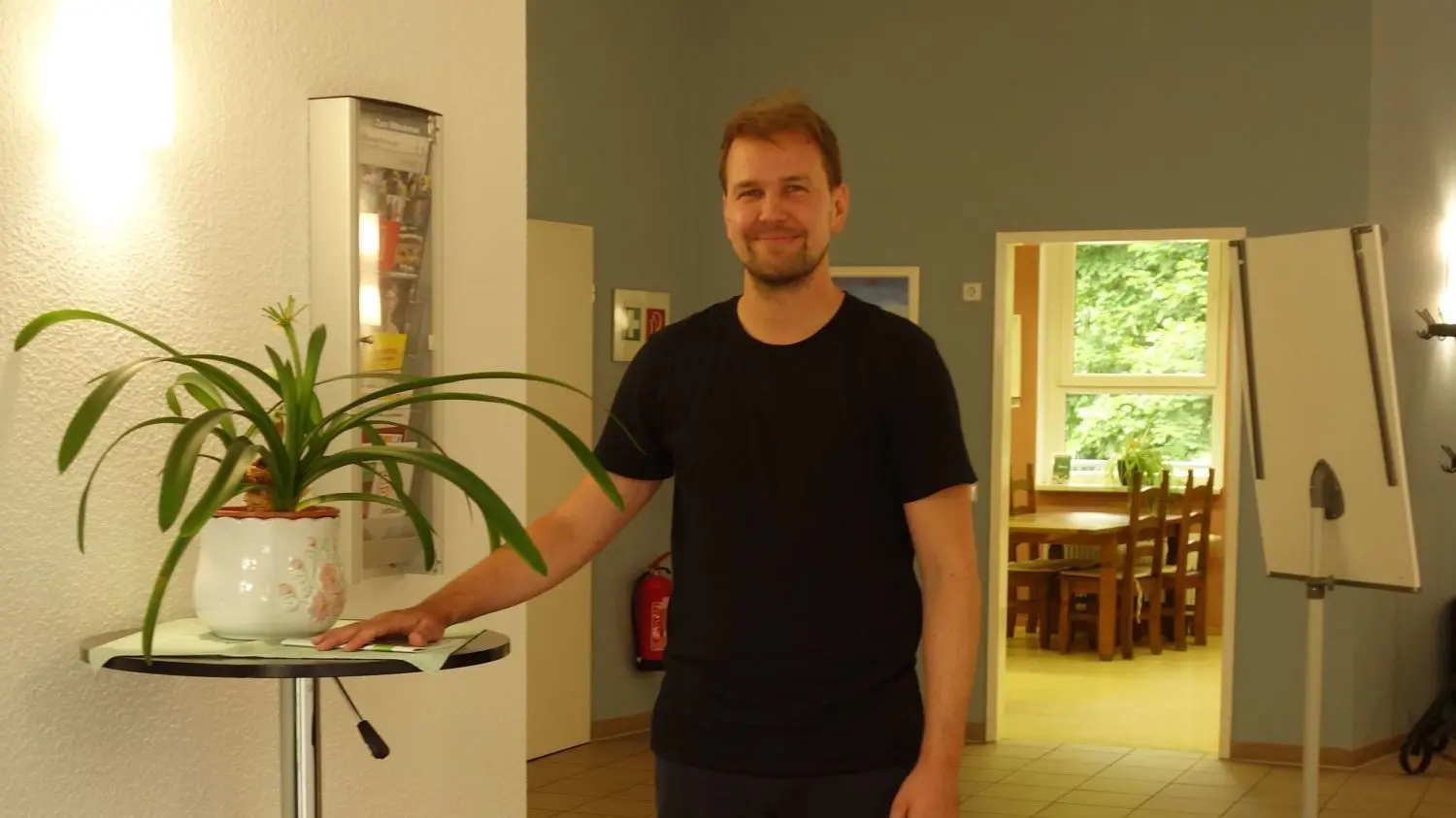 Frederik Luszpinski im Eingangsbereich des Mehrgenerationenhauses des ASB in Falkensee. Er ist Ansprechpartner für neue Ideen. Das bestehende Angebot reicht von Selbsthilfegruppen über Sport und Kinder-Spielzeug bis zur Beratung bei Behördengängen.