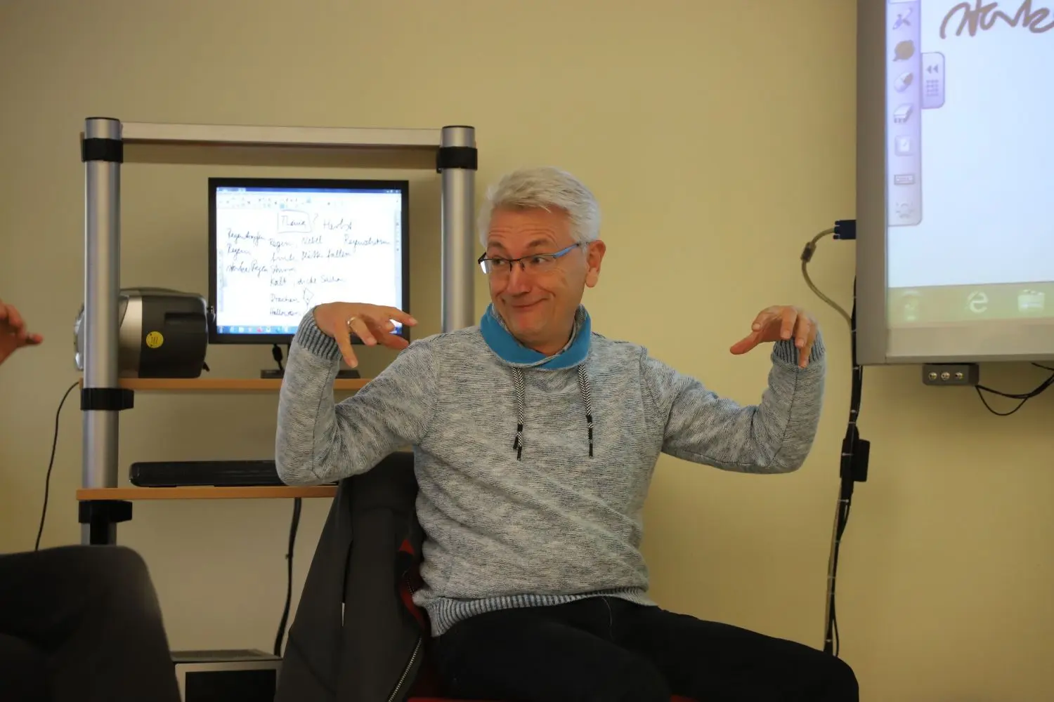 Ist gar nicht so einfach, wenn man als Politiker den Mund halten und nur zeigen soll.