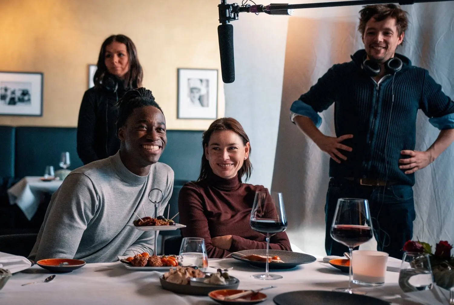Eugene Boateng (vorne links) und Christiane Paul spielen die Hauptrollen im Film von Drehbuchautor und Regisseur York-Fabian Raabe (rechts).