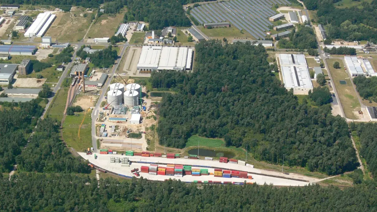 Finanzquelle: Das wachsende Industrie– und Gewerbegebiet — hier eine Aufnahme von 2018 mit dem Verladebahnhof und Verbio–Baustelle — ist ein Pfund, mit dem Pinnow wuchern kann.
Blick von oben auf den Verlagebahnhof und Verbio om Industrie- und Gewerbegebiet Pinnow, August 2018