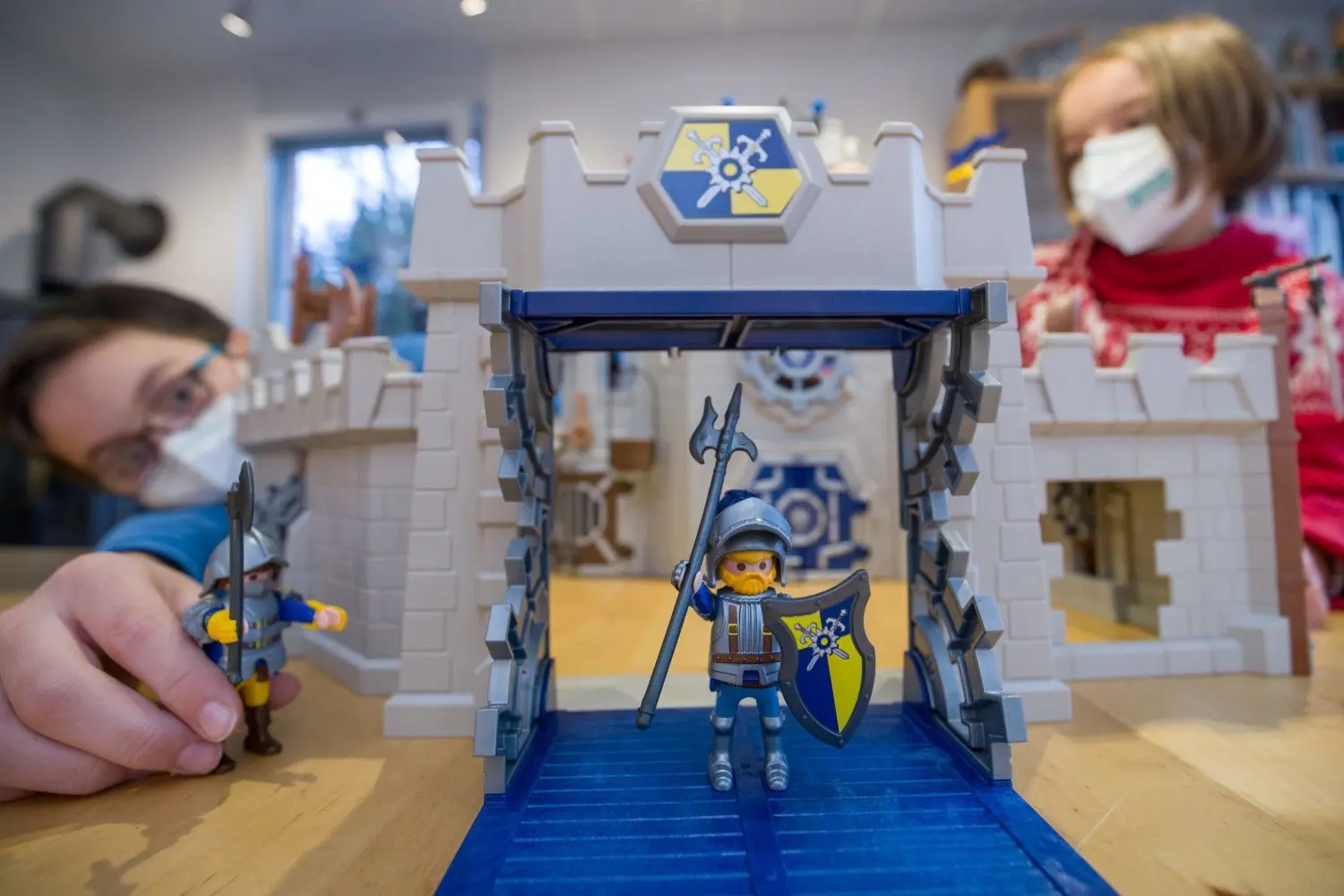 Lena und Tim spielen mit dem Ritterschloss Novelmore vom Playmobil. Das Spielzeug gehört zu der vom Bundesverbands des Spielwaren-Einzelhandels (BVS) herausgegebenen Liste der "Top 10 Spielzeuge 2020".