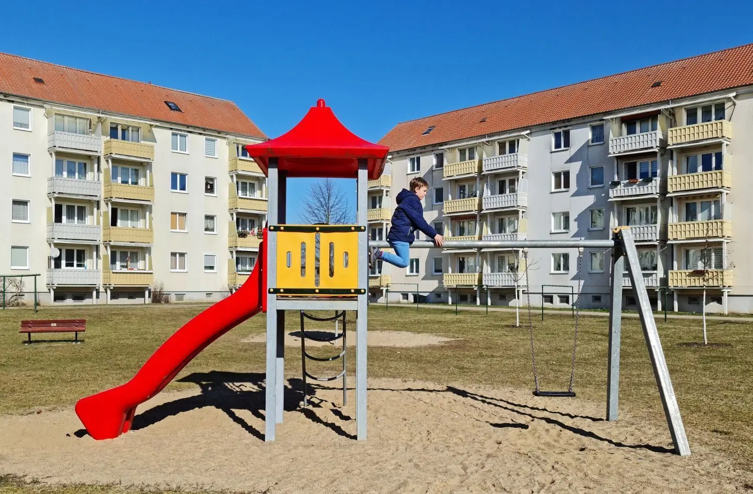 Spielplatz der Sewoba in der  Seelower Stauffenbergstraße: Der achtjährige Manuel spielt gerne auf diesen Spielplatz.