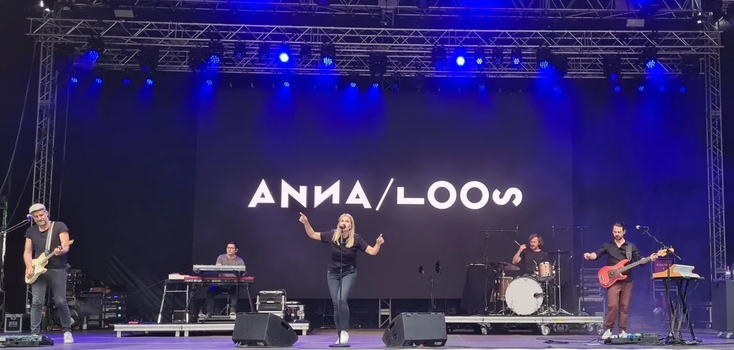 Heimspiel für Anna Loos beim Auftakt-Konzert zum „Kultursommer Brandenburg an der Havel 2021“ – auf der ausverkauften Freilichtbühne.