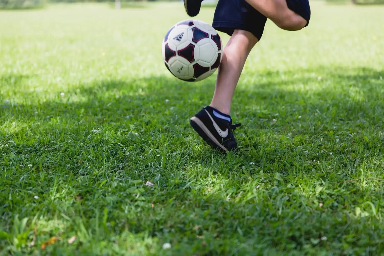 Fußball, Volleyball oder Tennis: Sportvereine sind derzeit wegen Corona lahm gelegt. Die Verbände hoffen auf Lockerungen nach dem ersten Gipfel.