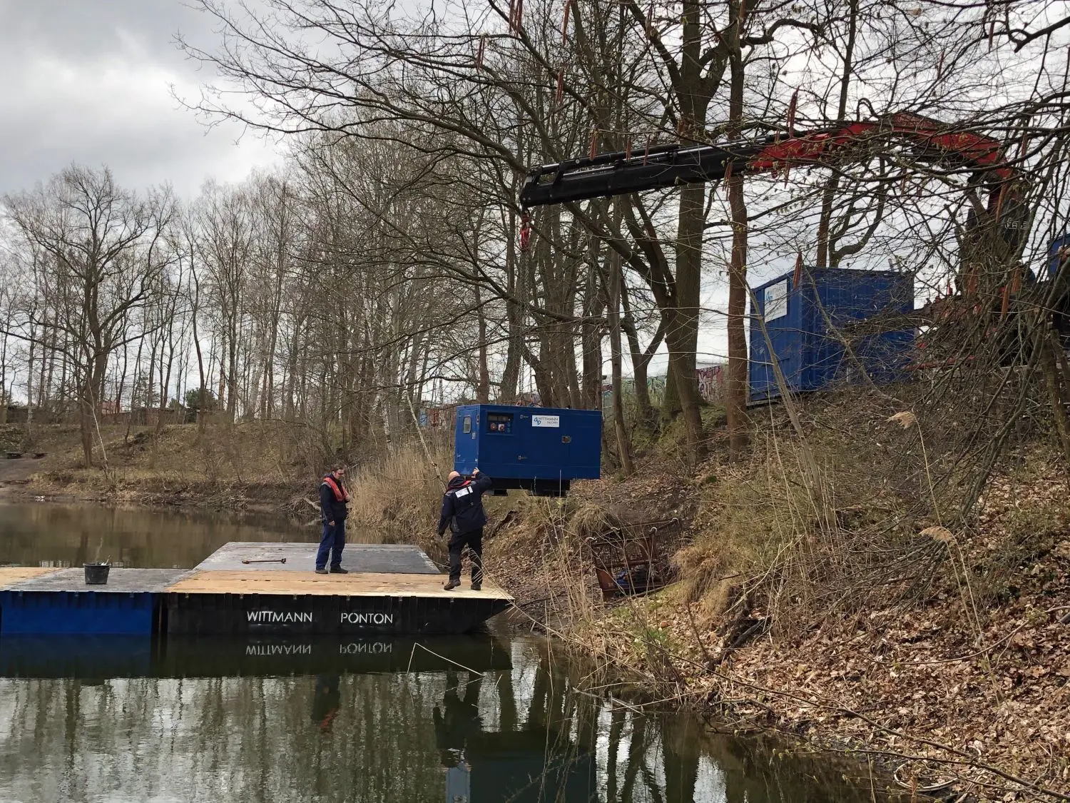 Nach und nach hebt der Kran die Teile auf die Pontons.