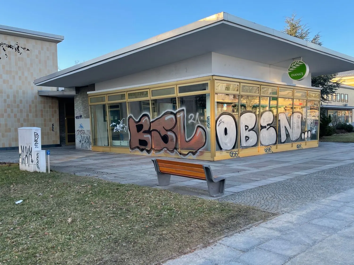 Erheblicher Schaden: Die ehemalige Backhütte in Eisenhüttenstadt wurde völlig verschmiert und mit Grafittis verunstaltet.