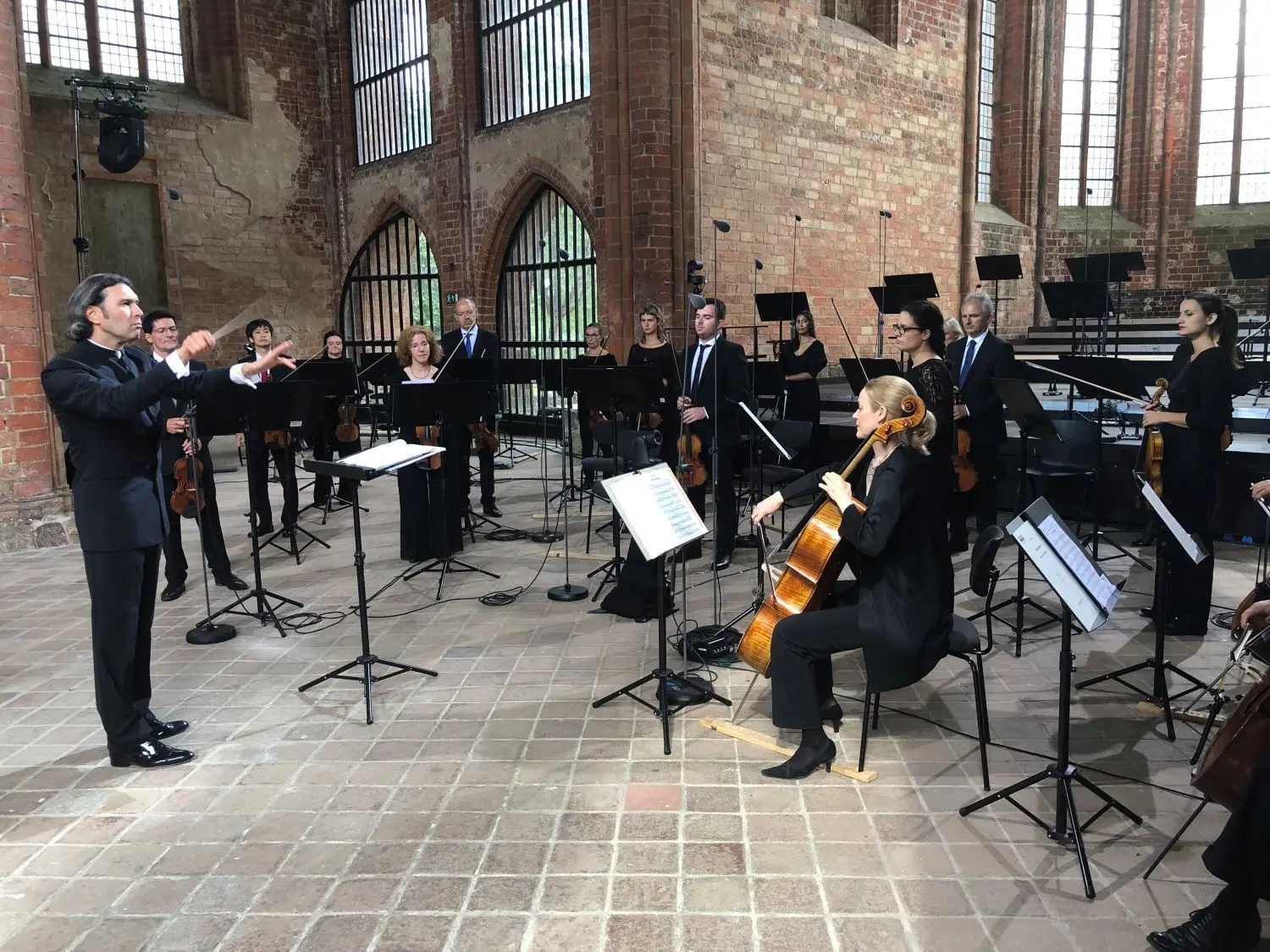 Aufnahme von 2020: Nur 31 Konzertmusiker dürfen in diesem Jahr im Kloster gemeinsam auftreten. Hier ist Dirigent Vladimir Juroswki mit dem Rundfunk-Sinfonierorchester Berlin beim Abschlusskonzert des 57. Choriner Musiksommers zu sehen.