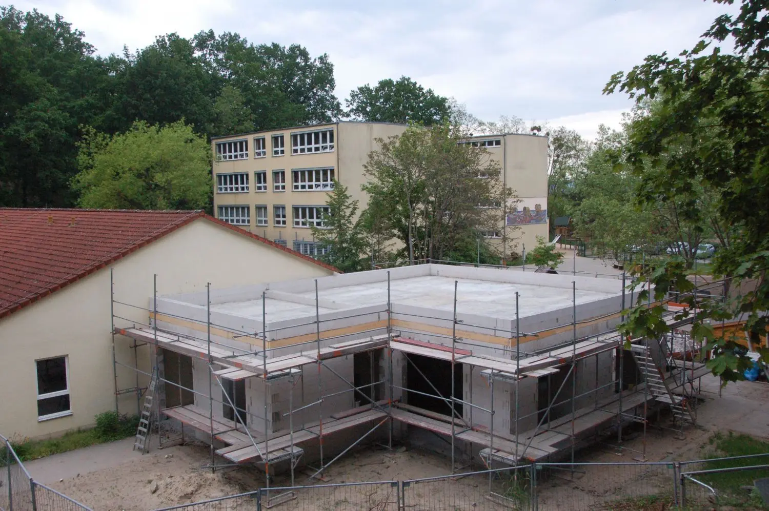 Anbau: Die Kita Spatzennest in Falkenberg kann durch diesen Anbau mehr Kinder aufnehmen. Im Hintergrund ist die Grundschule zu sehen.