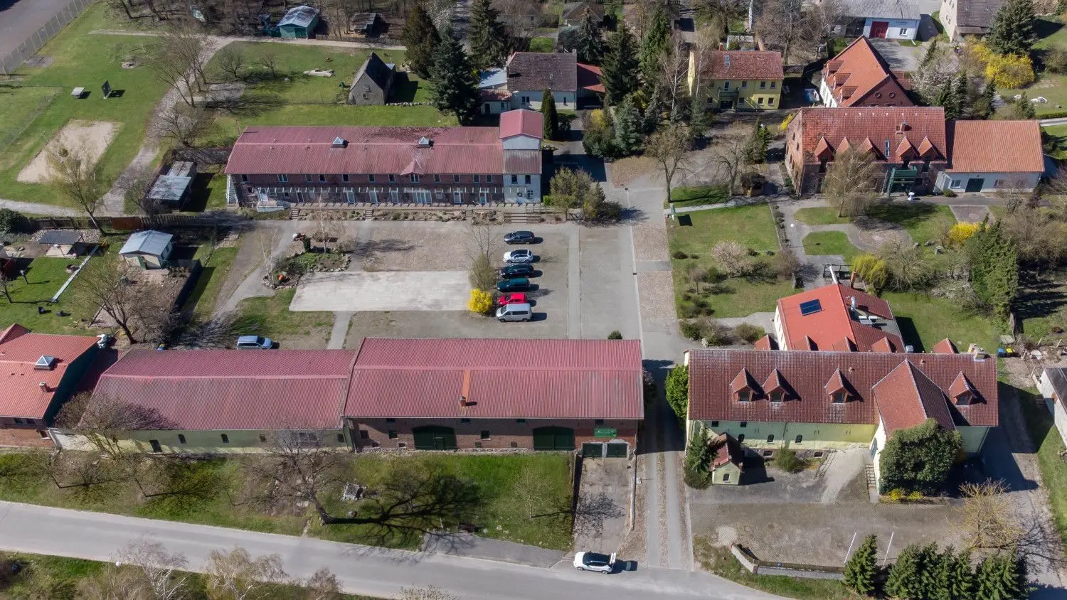 Neue Pläne für den Landhof „Arche“: Hier sollen künftig durch das EJF betreute Kinder und Jugendliche untergebracht werden. Auch in Zukunft soll er ein Treffpunkt für die Groß Pinnower bleiben.