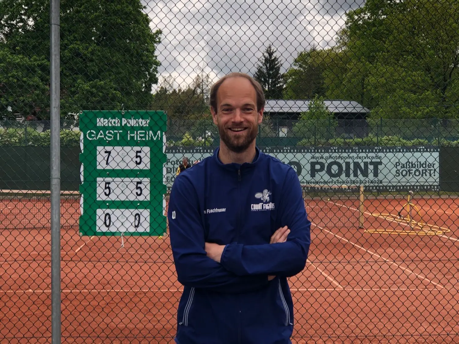 Selten ohne Ball und Schläger: Der Tennisprofi Timo Fleischfresser von der Tennisschule „Court Fighters“ hofft auf viele Kinder und Jugendliche beim TC Blau-Weiß Hohen Neuendorf, die mit ihm trainieren wollen.